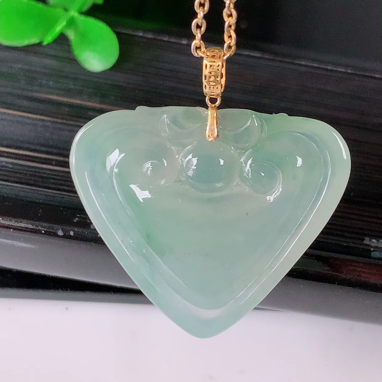 18k金镶嵌冰种飘花翡翠爱心如意吊坠，款式新颖，佩戴效果时尚出众， 尽显气质，水润精细，美感十足。#1.22整体26.5-裸石尺寸25.5*21.5*5.2