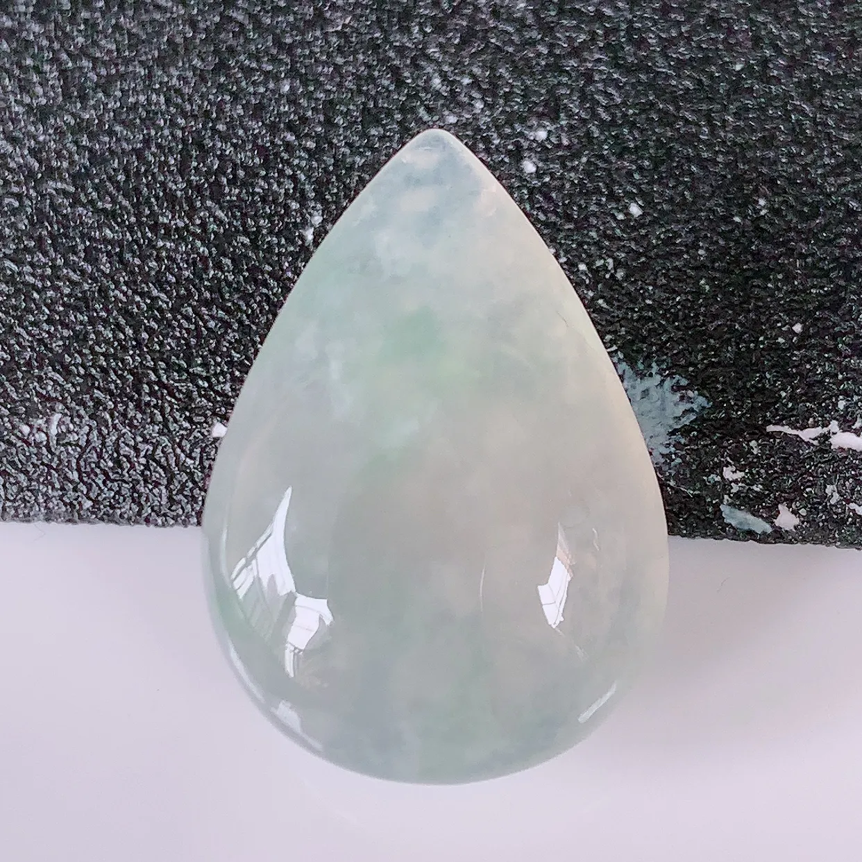 自然光实拍，冰种飘花翡翠水滴戒面，蛋面，翠色灵动，玉质细腻， 颜色漂亮，品相佳， 镶嵌更靓，佩戴佳品！#94.16