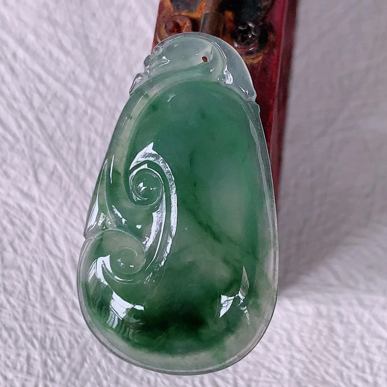 自然光实拍，冰种飘花翡翠如意吊坠，上身效果非常美，饱满大气，工艺美，万事如意如意一生 #01.22