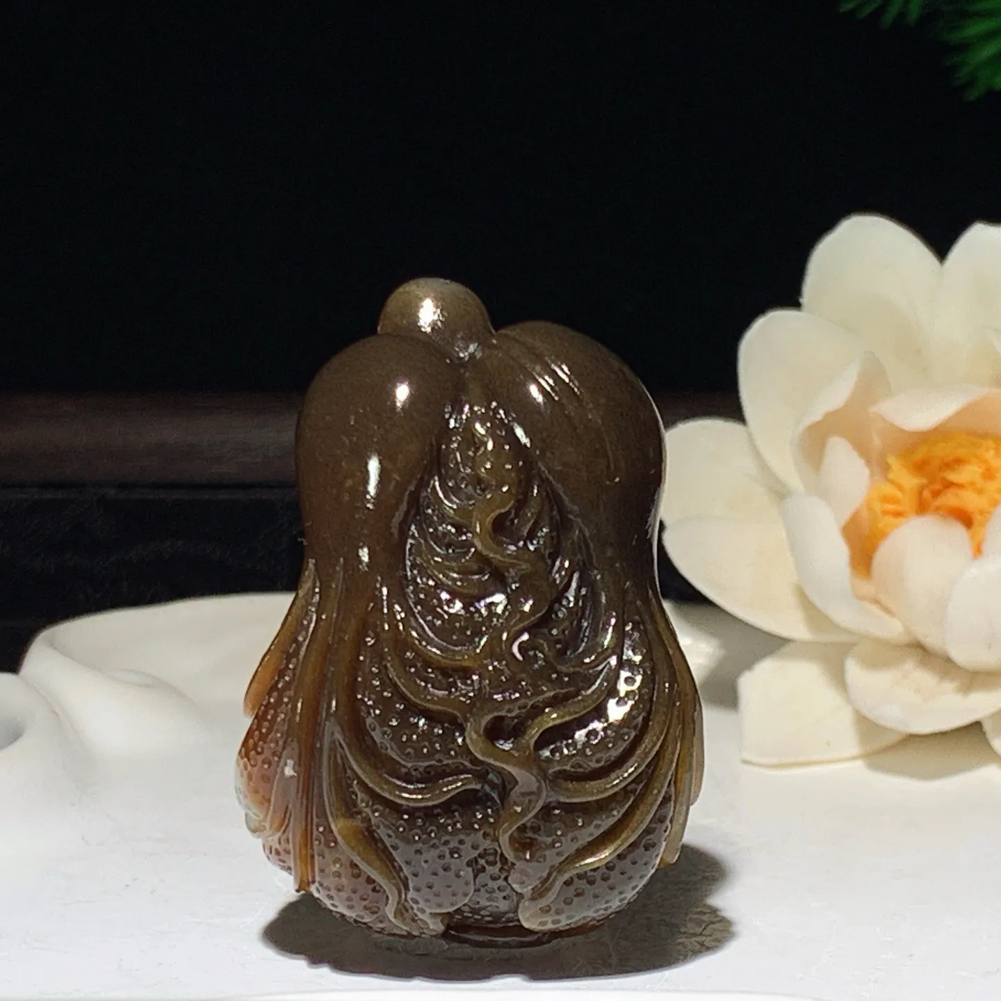 新疆和田玉且末糖遇百财白菜挂件 尺寸48/33/25重59克。玉质细腻油润。手推出油。佩戴高端典雅。lt260126