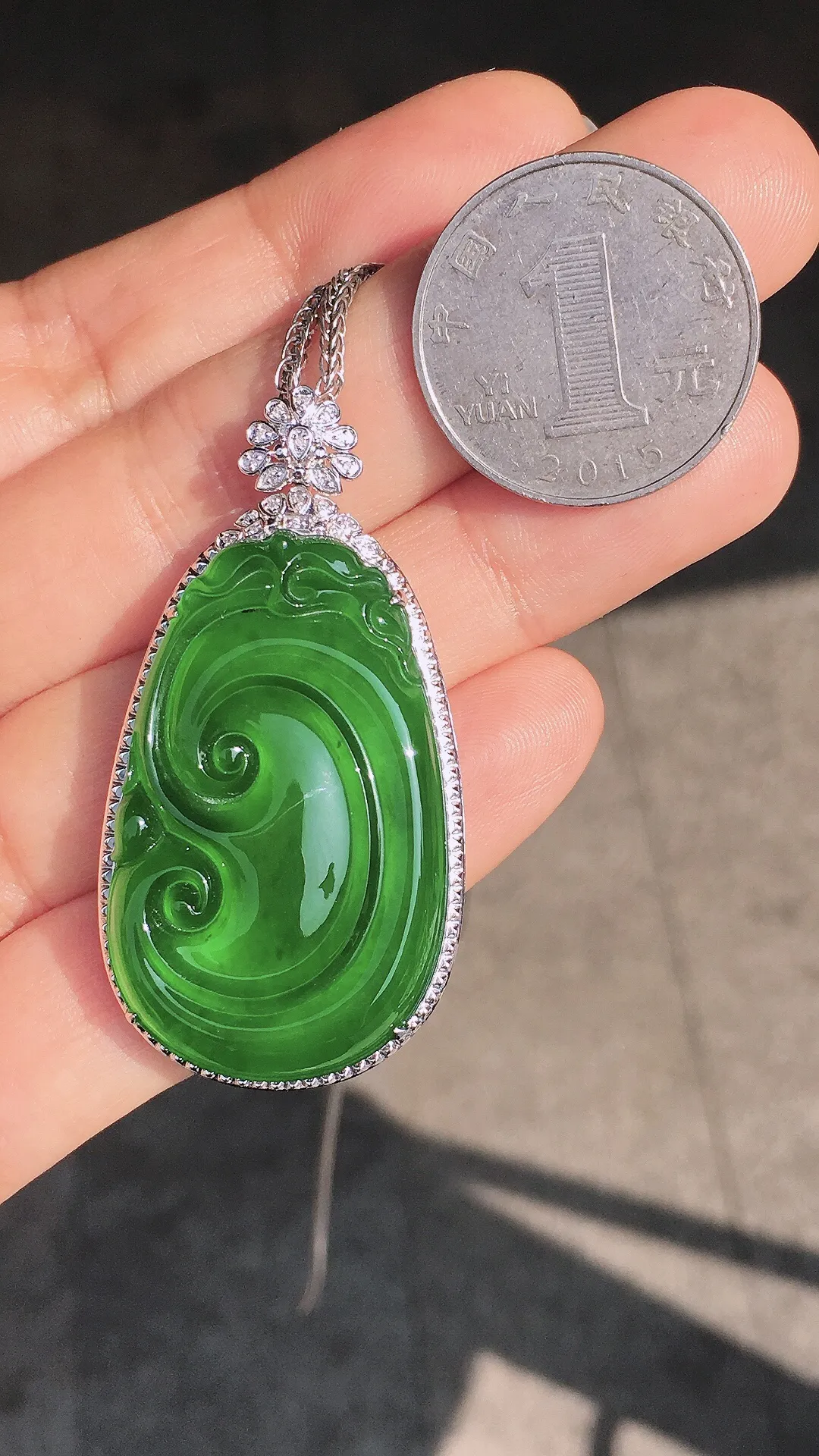 满绿如意吊坠，色泽均匀艳丽，玉质细腻，荧光感超
强，饱满圆润，尽显优雅气质，18k
金豪华镶嵌