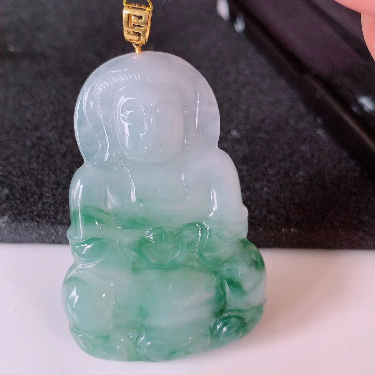 18k金镶嵌冰飘花翡翠观音菩萨吊坠，沁人心脾，精致典雅的设计，为佩戴者，增添色彩，送礼自留都是佳品选择！#35.16整体60 裸石52.5*35*5.5mm