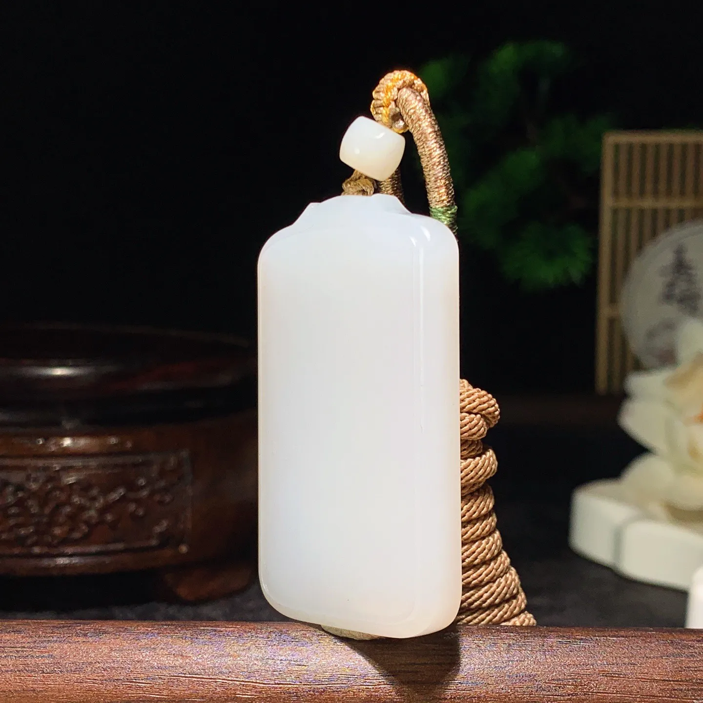 新疆和田玉白玉羊脂白平安无事牌挂件 尺寸49/29/7重29.8克。玉质细腻油润。手推出油。佩戴高端典雅。lt260127