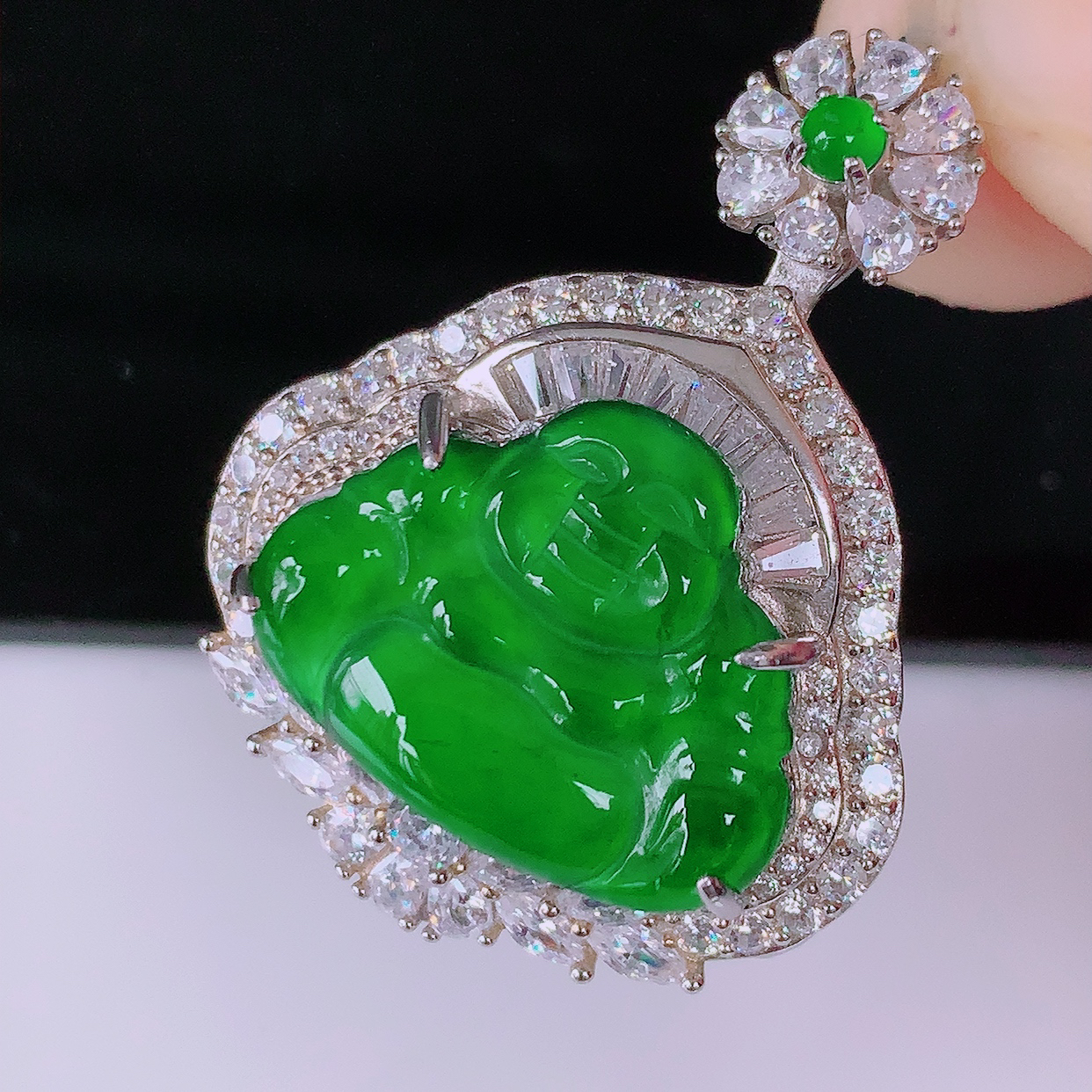 冰透满绿翡翠925银镶嵌佛公吊坠，自然光实拍，翠色灵动，颜色漂亮，种老水足，品相佳，佩戴佳品！#97.22整体34.2-26-12.5裸石20*15.5mm