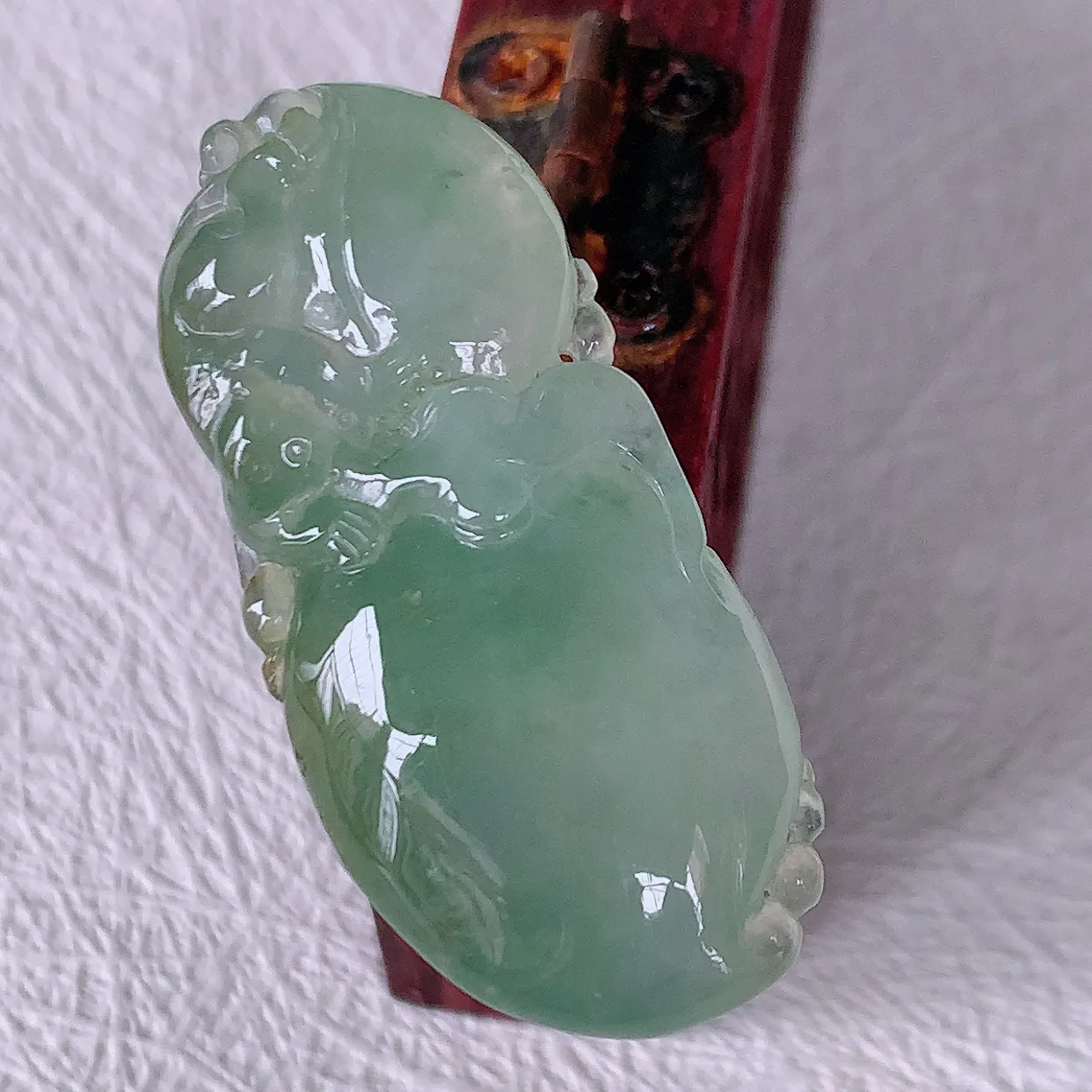 自然光实拍，冰种黄加绿翡翠招财福瓜吊坠，精美饱满福瓜，种水足形态圆润饱满，福相十足 ！#01.22