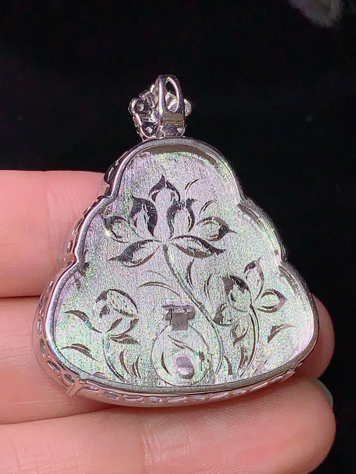 18k金钻镶嵌飘绿佛公吊坠 玉质细腻 色泽艳丽 整体尺寸38.3*32*8.7