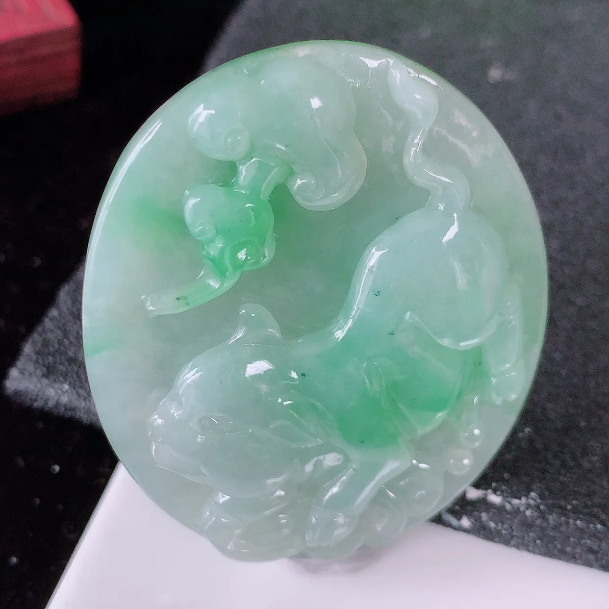 自然光实拍，冰润飘绿翡翠生肖猪牌吊坠，翠色灵动，佩戴效果时尚出众，尽显气质， 玉质细腻， 美感十足。#05.13