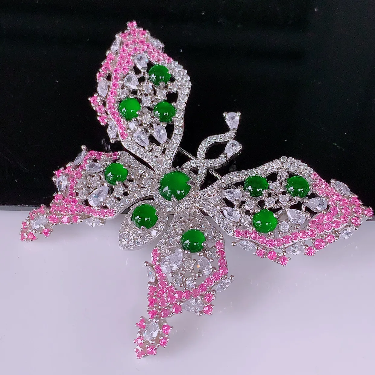 冰透满绿翡翠925银镶嵌蝴蝶胸针，自然光实拍，翠色灵动，颜色漂亮，种老水足，品相佳，佩戴佳品！#97.22整体50*40*7.5 裸石 4.5*4.5