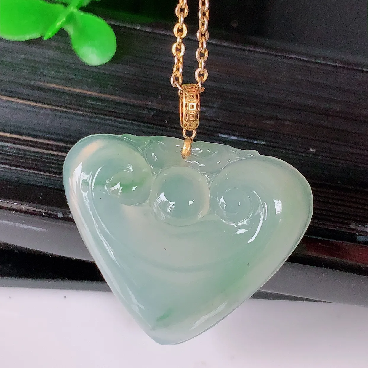 18k金镶嵌冰种飘花翡翠爱心如意吊坠，款式新颖，佩戴效果时尚出众， 尽显气质，水润精细，美感十足。#1.22整体26.5-裸石尺寸25.5*21.5*5.2