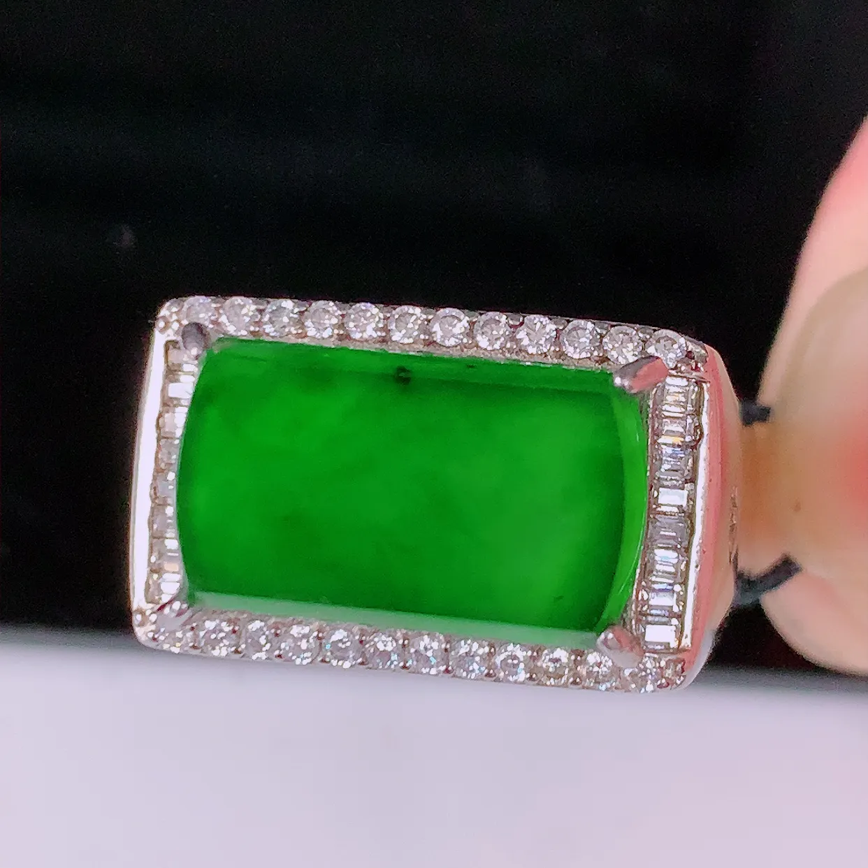 冰透满绿翡翠925银镶嵌马鞍戒指，自然光实拍，翠色灵动，颜色漂亮，种老水足，品相佳，佩戴佳品！#97