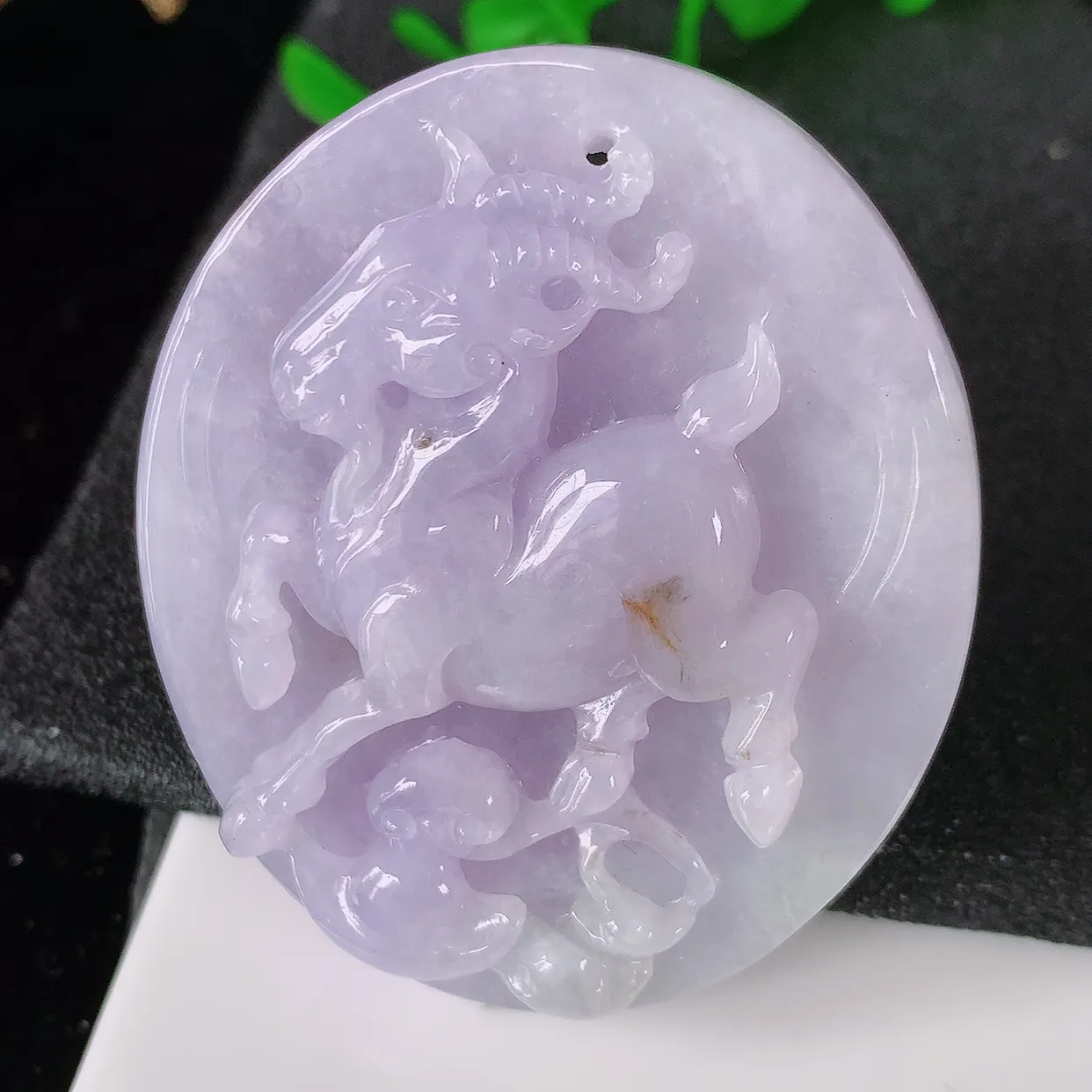 自然光实拍，冰润紫罗兰翡翠生肖羊牌吊坠，翠色灵动，佩戴效果时尚出众， 尽显气质， 玉质细腻，美感十足。#05.13