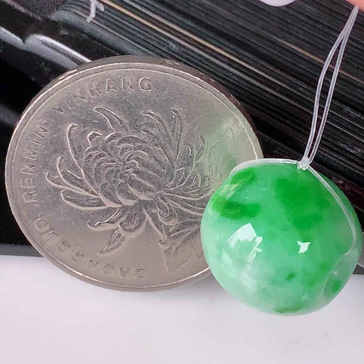 自然光实拍，冰润飘绿翡翠路路通吊坠，寓意好运连连，路路畅通，经典款式，财运滚滚，路路通， 佩戴效果更好！ 配银链子#49.22