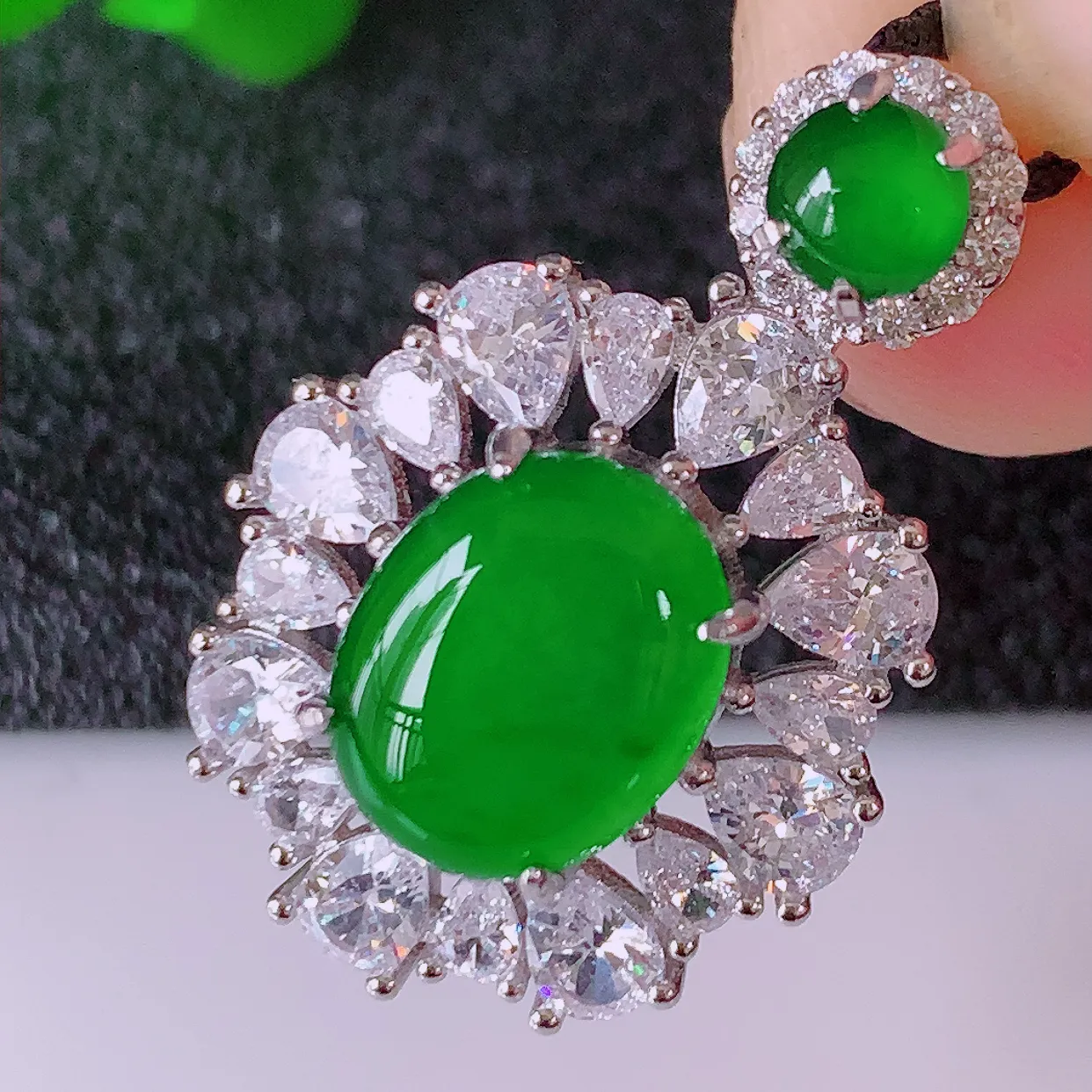 冰透满绿翡翠蛋面925银镶嵌吊坠，自然光实拍，翠色灵动，颜色漂亮，种老水足，品相佳，佩戴佳品！#97.16整体25*16.5*7.5裸石 10*7.8mm