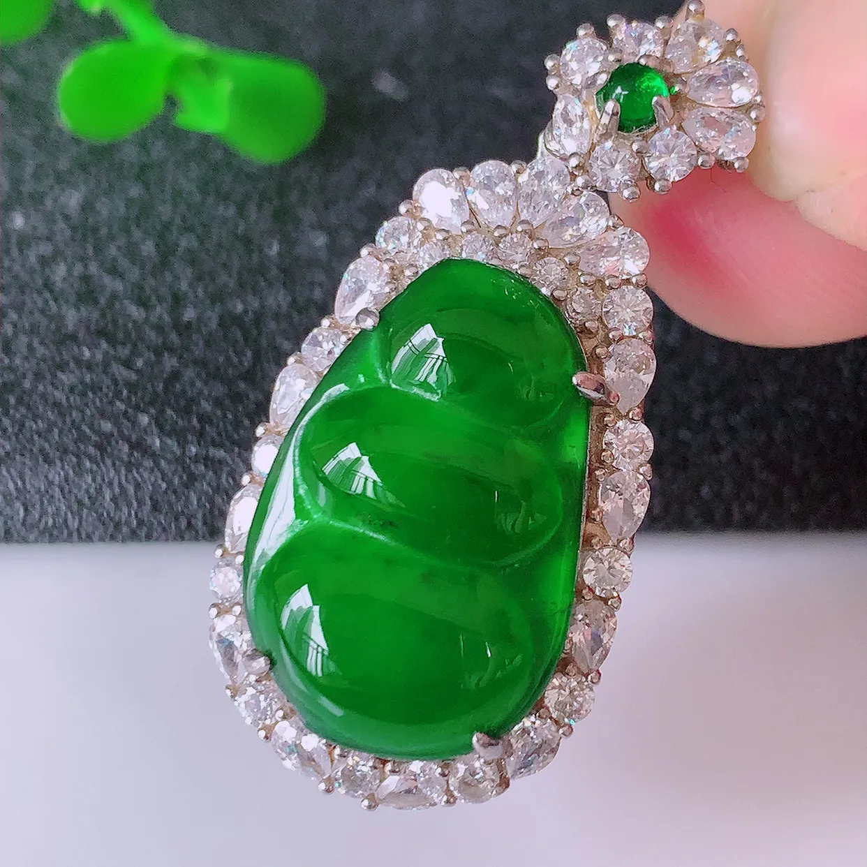 冰透满绿翡翠925银镶嵌四季豆吊坠，自然光实拍，翠色灵动，颜色漂亮，种老水足，品相佳，佩戴佳品！#97.16整体35.5-16.5-10 裸石 19.5*13