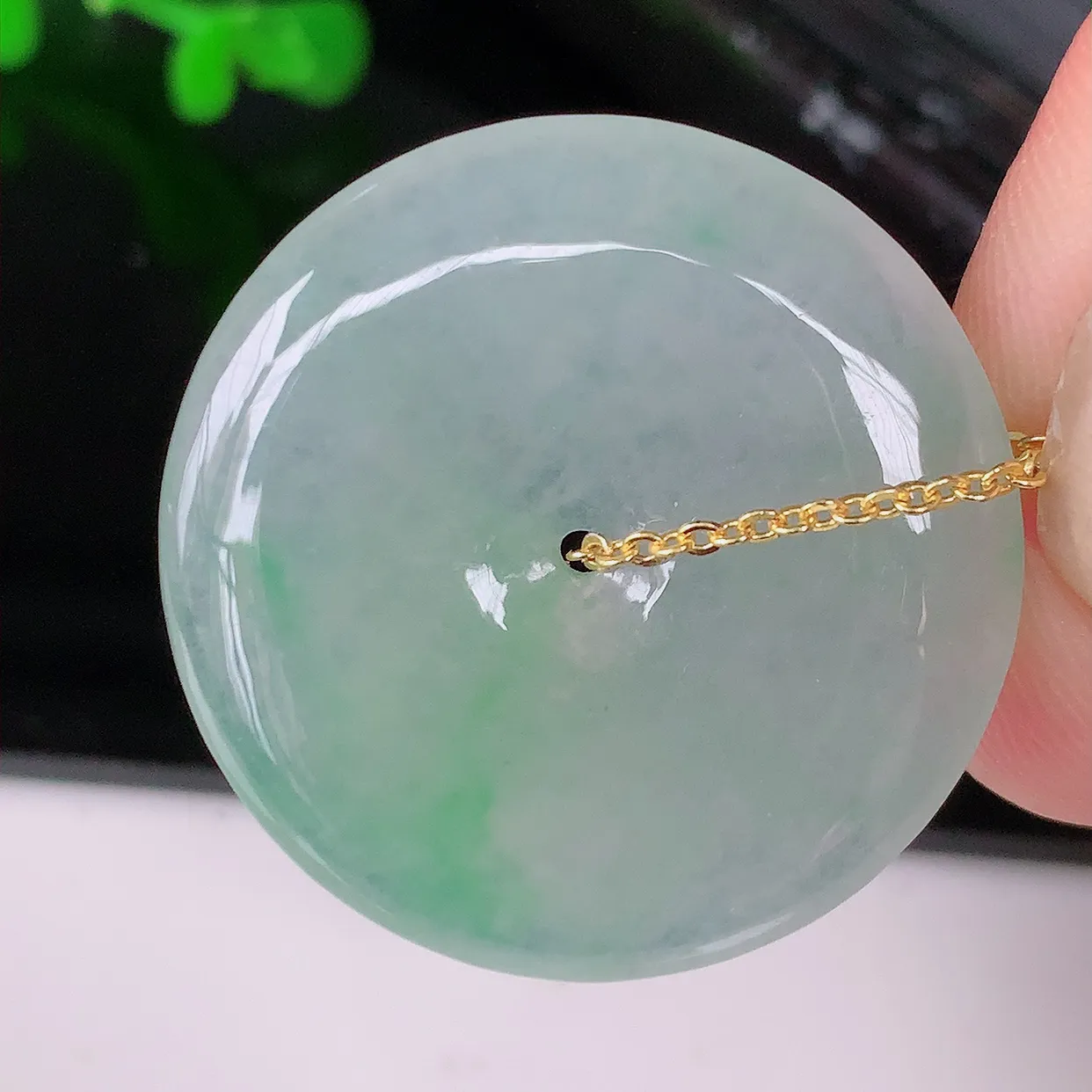 自然光实拍，冰种飘花翡翠平安扣吊坠，冰透，灵动飘逸，寓意平平安安， 平安扣佩戴端庄漂亮！#57.20