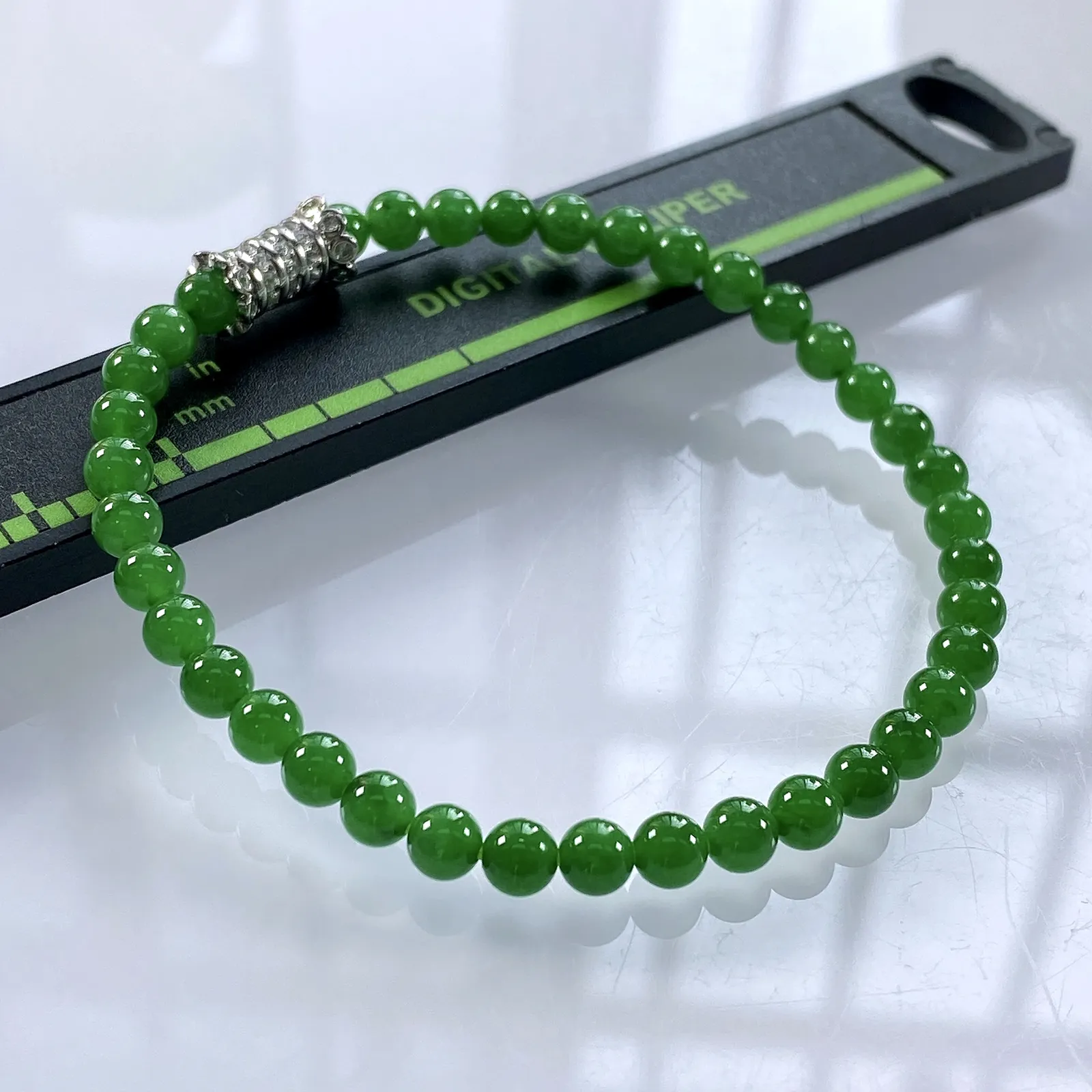 收藏级别，缅甸天然翡翠A货，卡4.4冰种起胶帝王绿小米珠小圆珠手串手链，尺寸：4.4mm/38颗，长