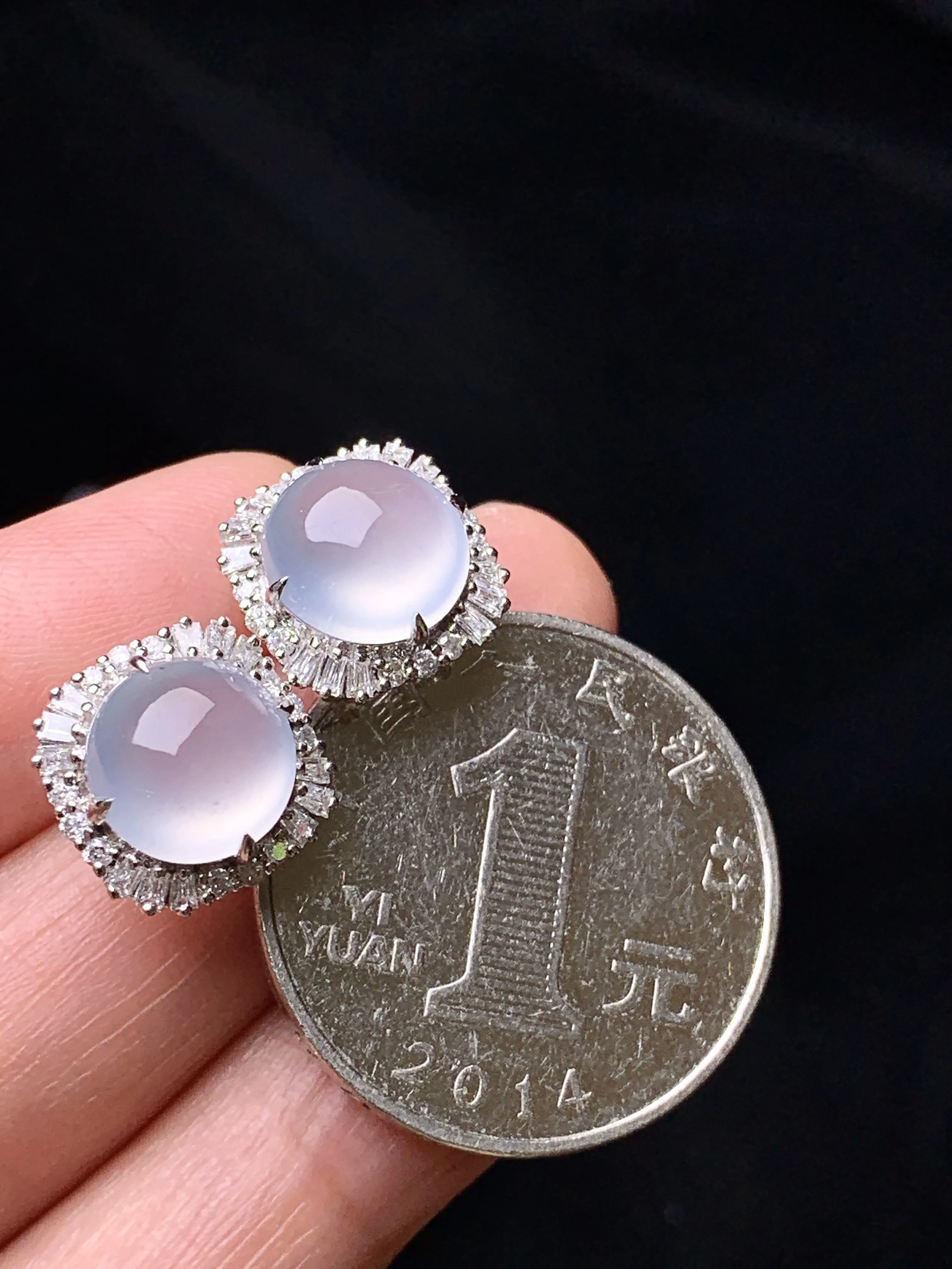 18k金钻镶嵌冰种蛋面耳钉 玉质细腻 色泽清新艳丽 整体尺寸13.5*8.5