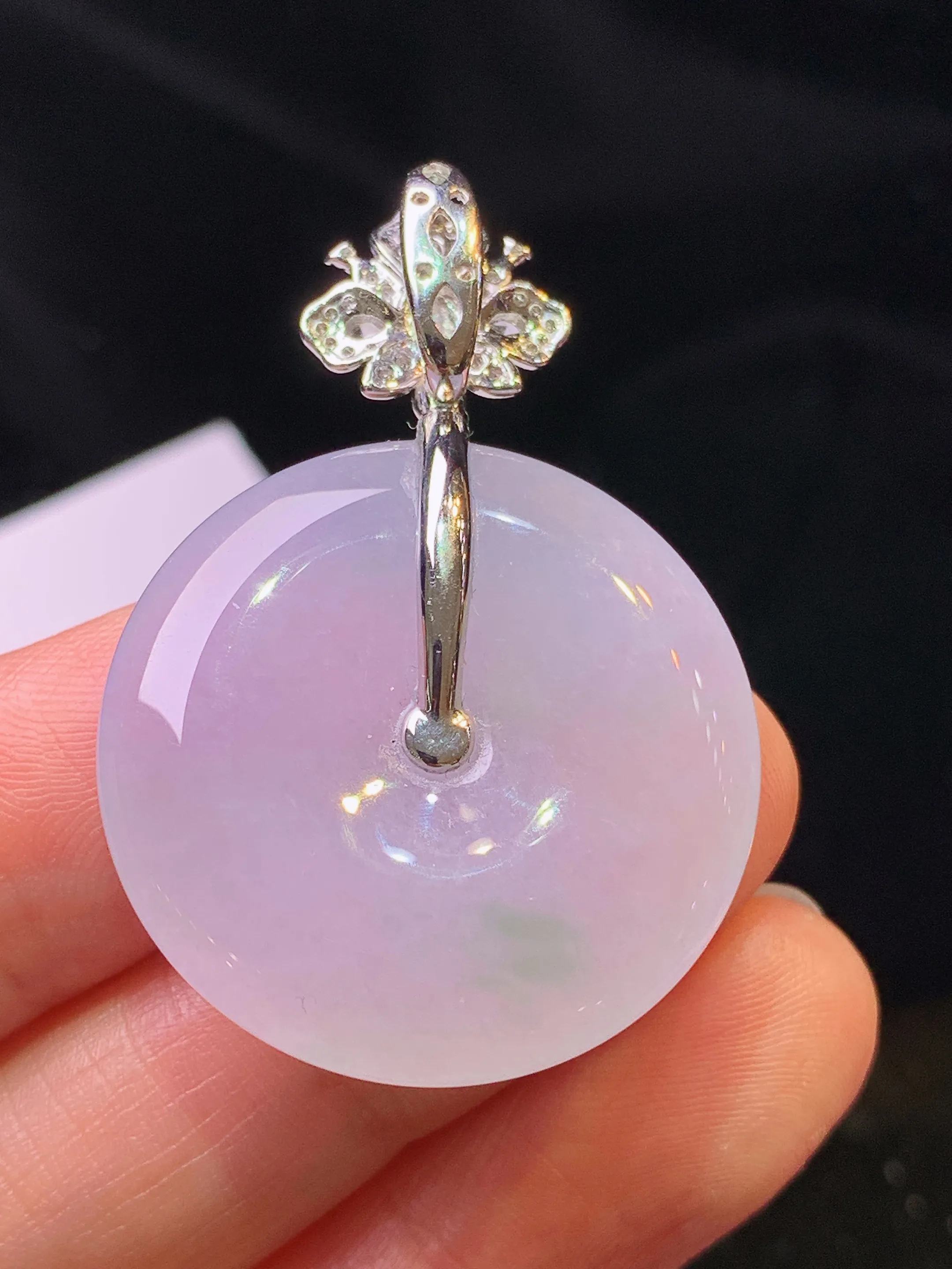 18k金钻镶嵌冰种淡紫罗兰平安扣吊坠 玉质细腻 色泽清新艳丽 整体尺寸40.3*27.5*5.8