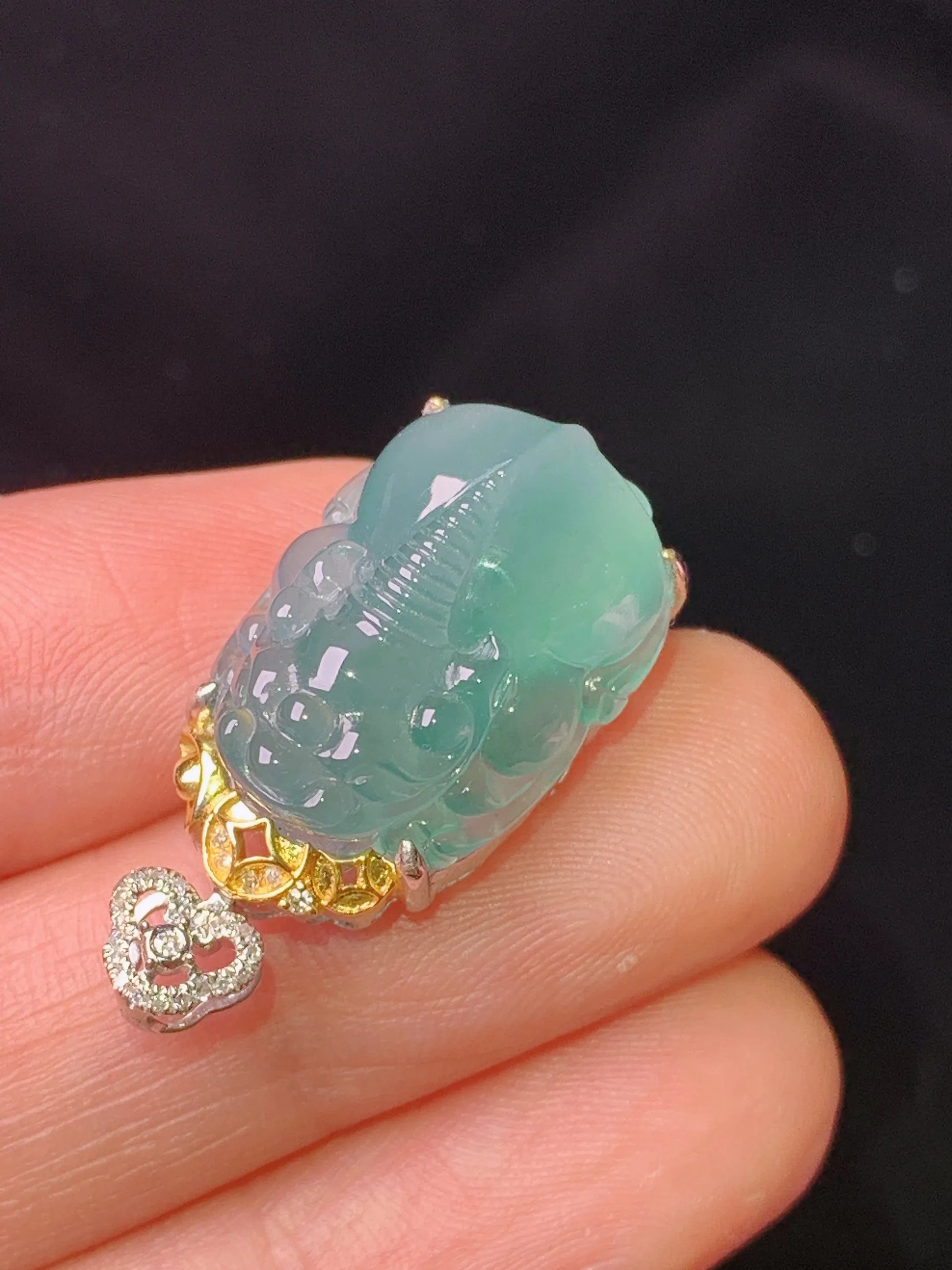 18k金钻镶嵌冰种貔貅吊坠 玉质细腻 色泽清新艳丽 整体尺寸27.2*13.7*10.5