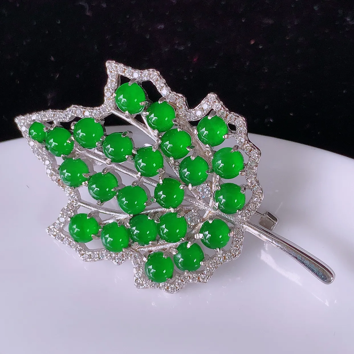 冰透满绿翡翠925银镶嵌胸针，自然光实拍，翠色灵动，颜色漂亮，种老水足，品相佳，佩戴佳品！#97.16整体47*27.5*8.6裸石  3.5*3.5