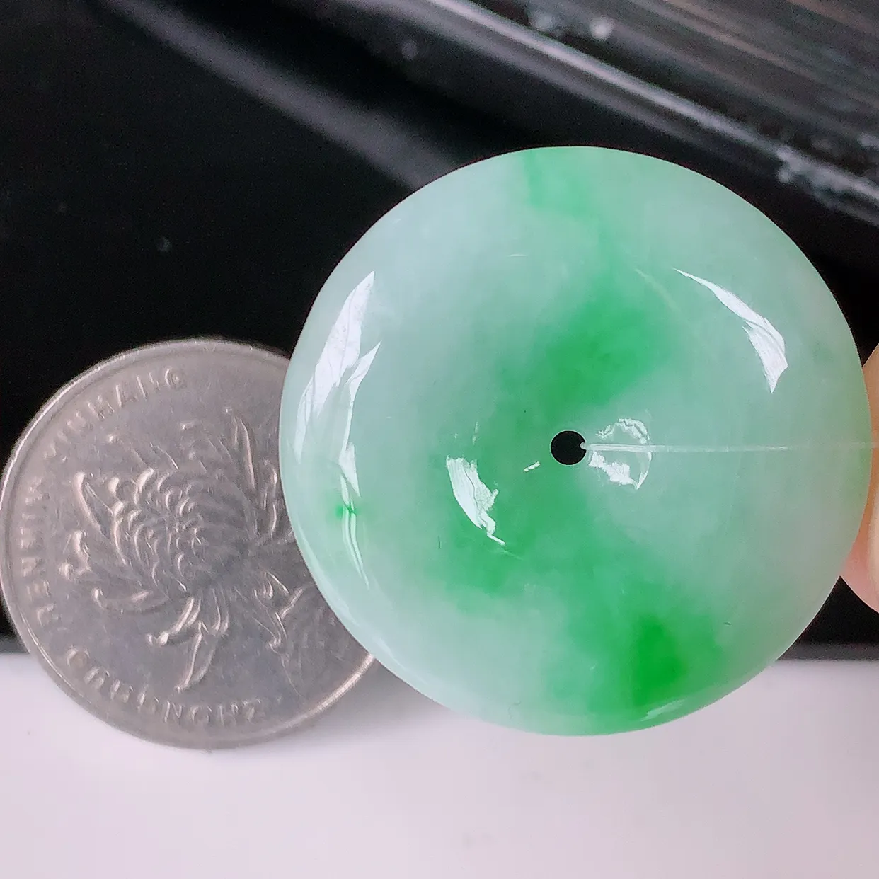 自然光实拍，水润飘阳绿翡翠平安扣吊坠，品相佳，美感十足，寓意平平安安，佩戴精美时尚！#49.22