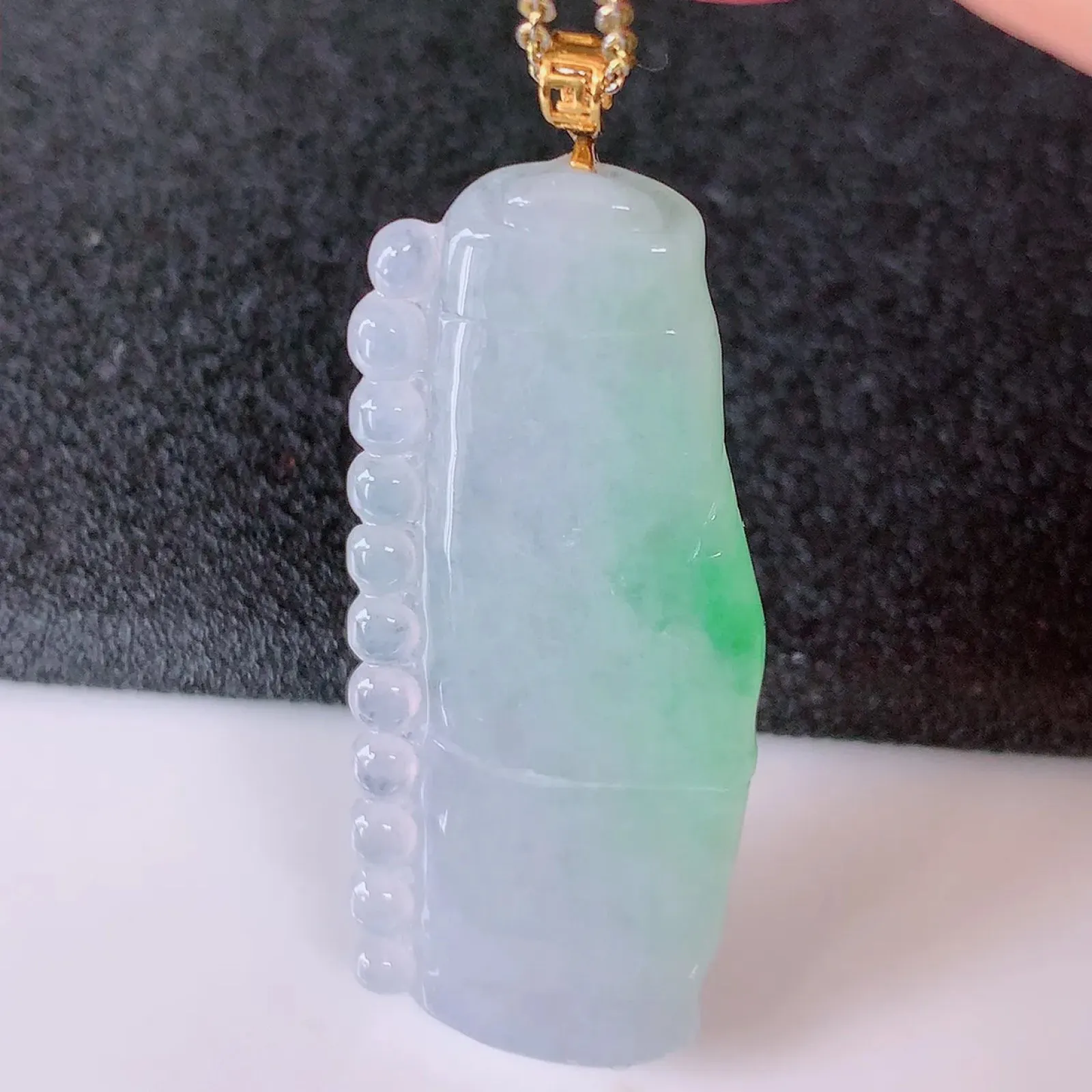 自然光实拍，18K金镶嵌冰春带彩翡翠竹节吊坠。竹节寓意“节节高，官运亨通，前程似锦，水润莹泽，清秀高