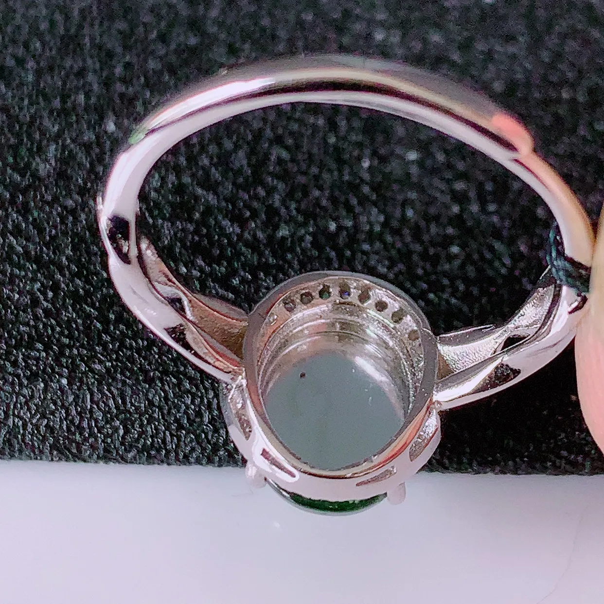 冰透满绿翡翠925银镶嵌戒指，自然光实拍，翠色灵动，颜色漂亮，种老水足，品相佳，佩戴佳品！#97.16（圈口可调大小）整体24.5*18*6裸石10*8mm