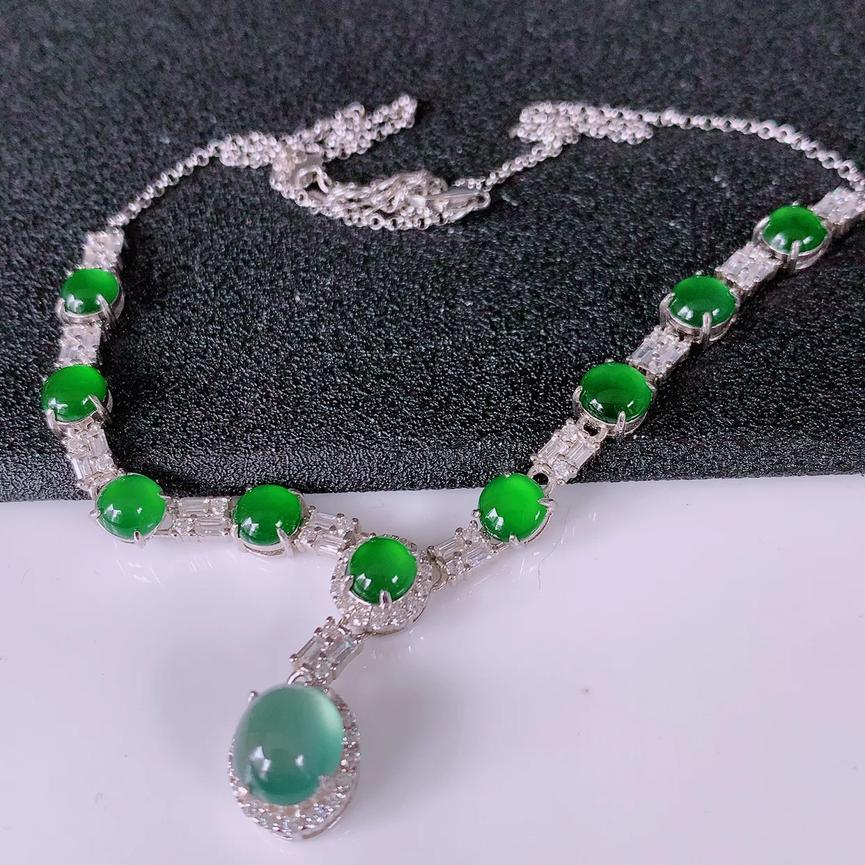 冰透满绿翡翠925银镶嵌项链，自然光实拍，翠色灵动，颜色漂亮，种老水足，品相佳，佩戴佳品！#97.16取一整体11.5-10-8.8 裸石8.8*8mm