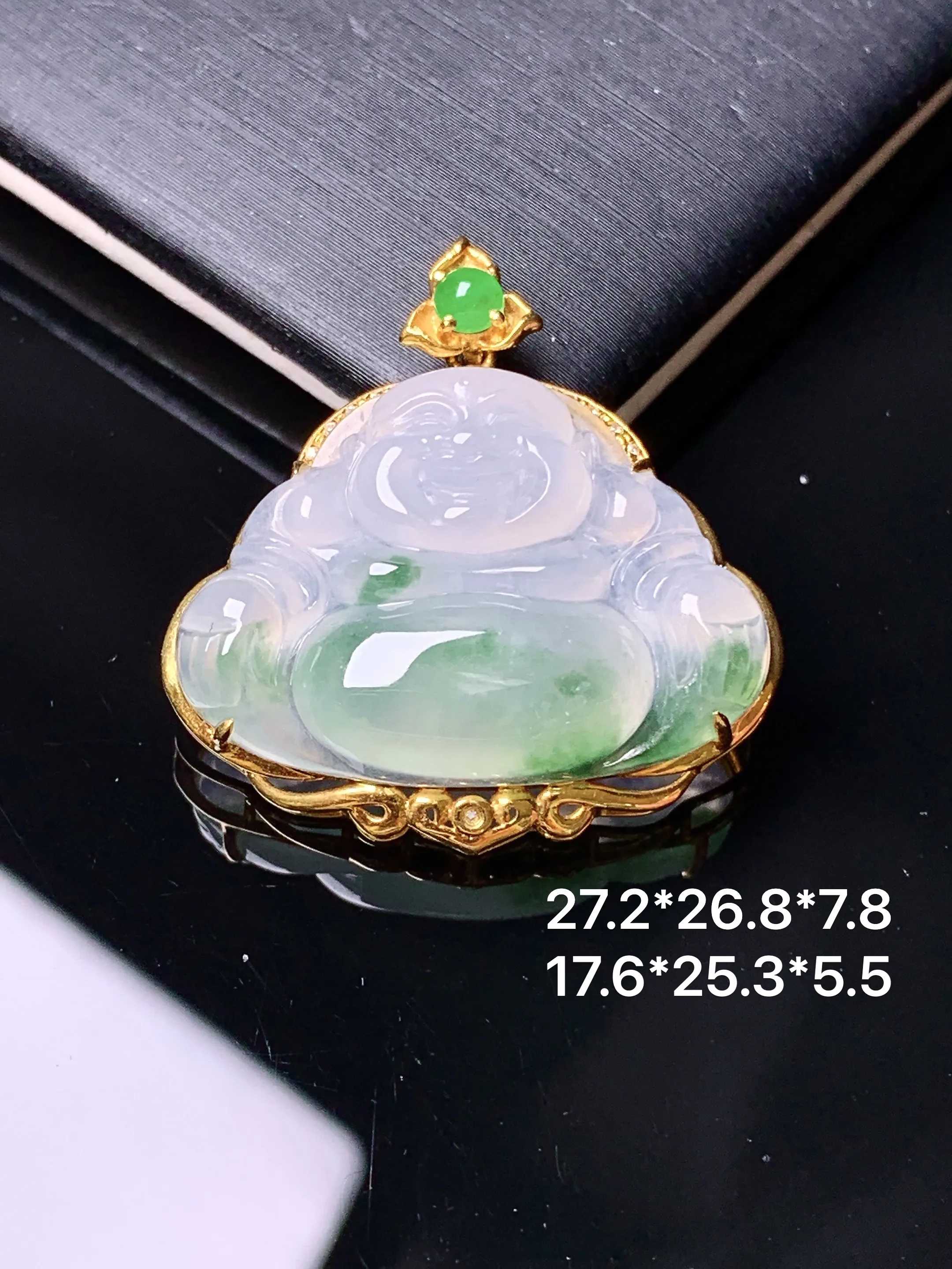 18k金镶嵌飘绿佛公吊坠 玉质细腻 色泽清新艳丽 整体尺寸27.2*26.8*7.8