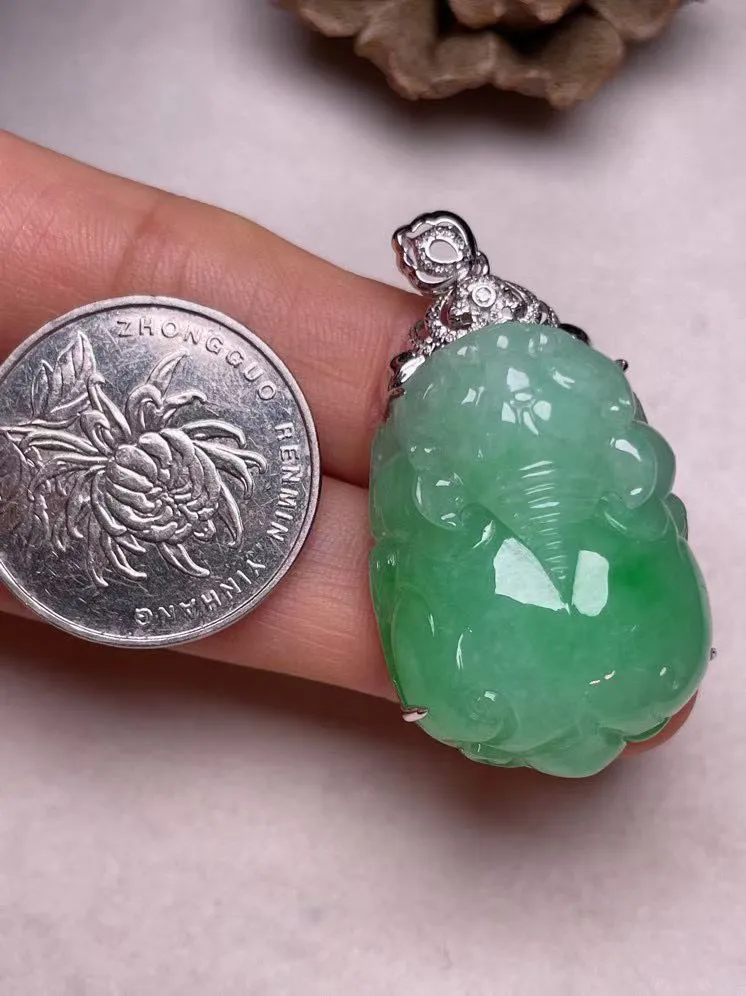 冰糯种飘绿招财金蟾吊坠、真金真钻镶嵌，种水好，玉质细腻 .裸石尺寸 43.2*23.0*13.7