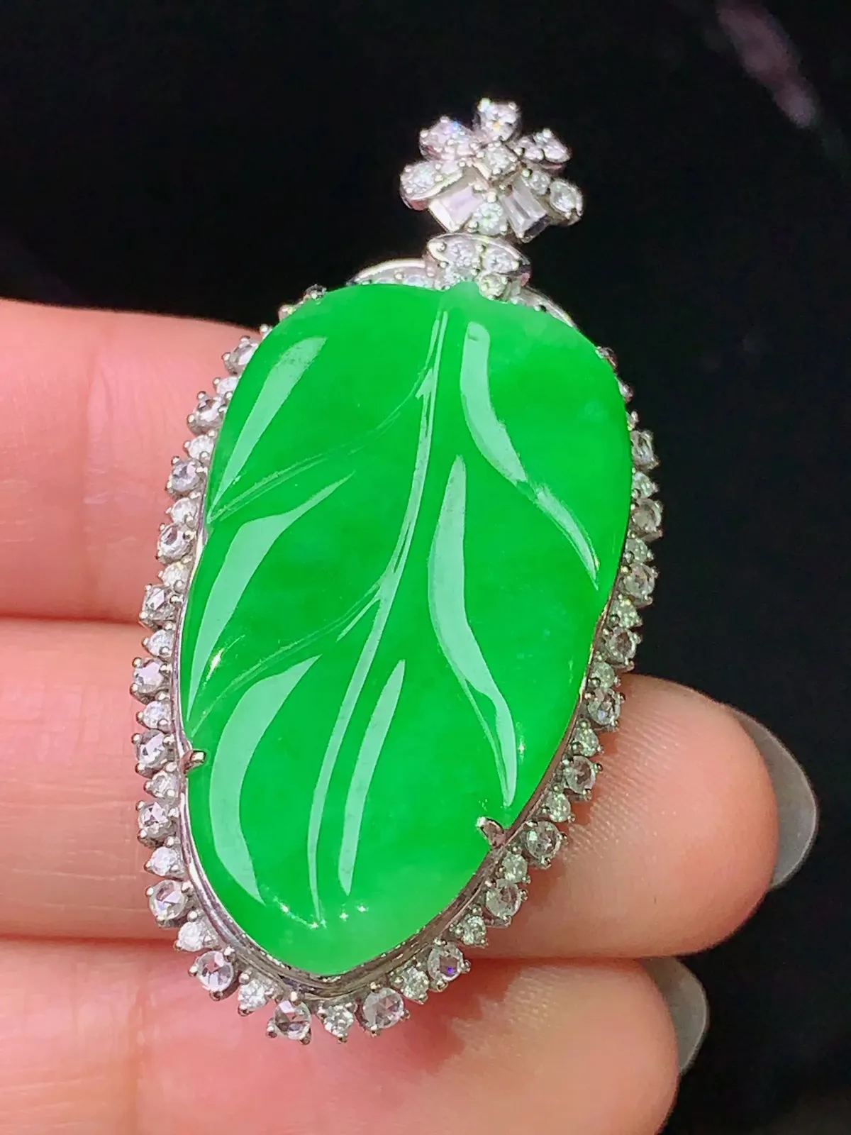 18k金钻镶嵌满绿树叶吊坠 玉质细腻 色泽清新艳丽 整体尺寸44.2*21.5*9.3