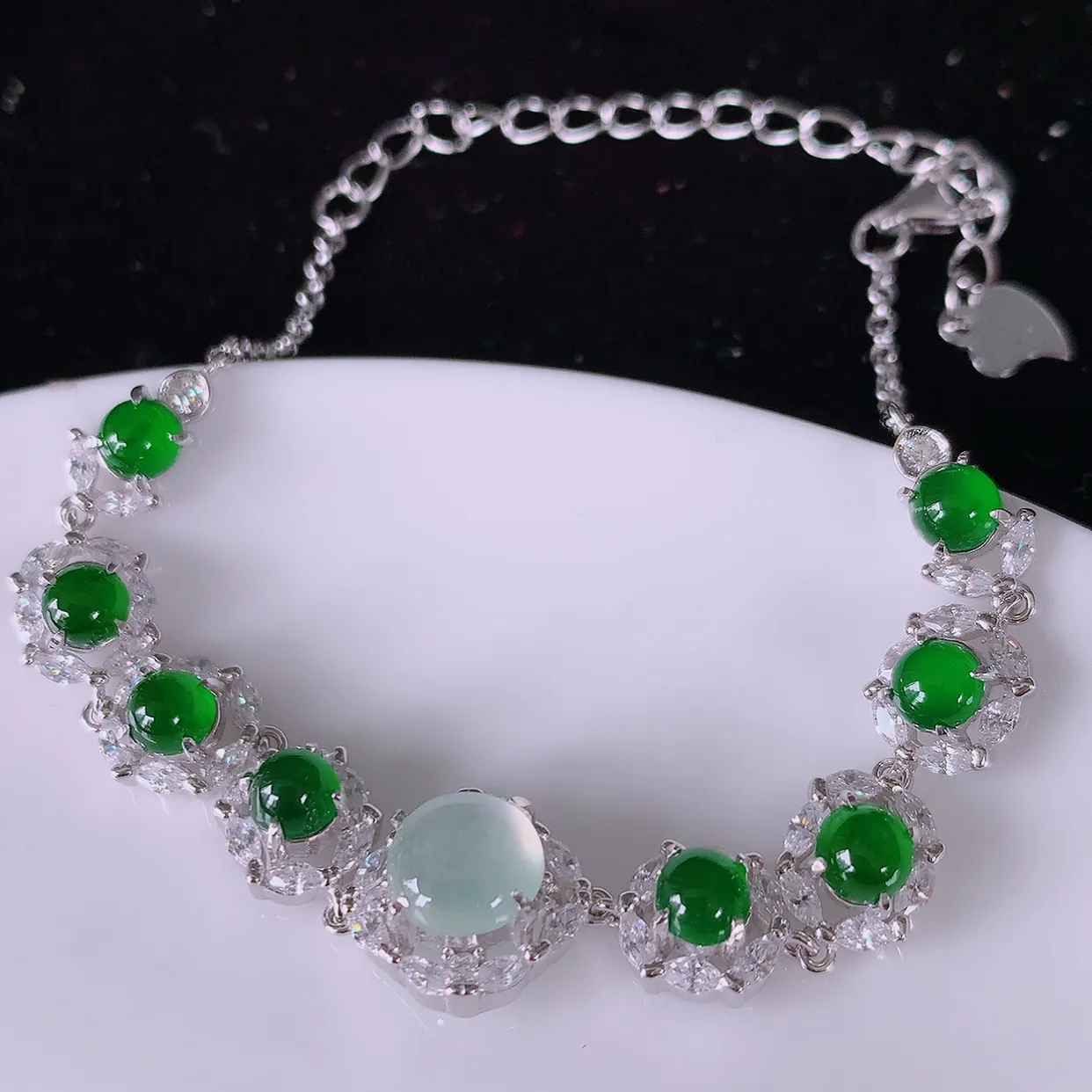 冰透满绿翡翠925银镶嵌手链，自然光实拍，翠色灵动，颜色漂亮，种老水足，品相佳，佩戴佳品！#97.16取一整体10.5*10.5*6裸石 6.8*6.8mm