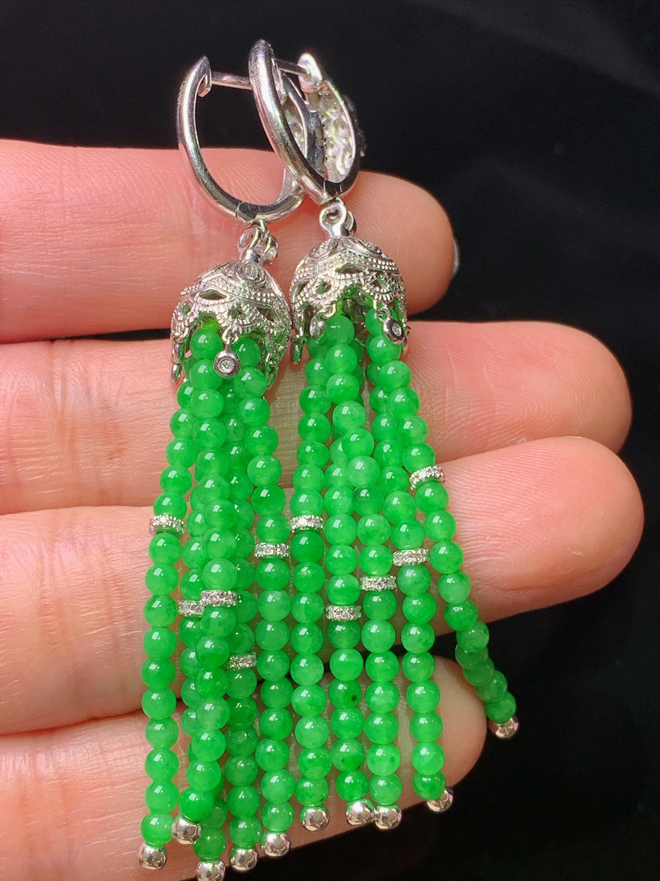 18k金钻镶嵌翠绿小米珠耳坠 玉质细腻 色泽清新艳丽 裸石尺寸2.8