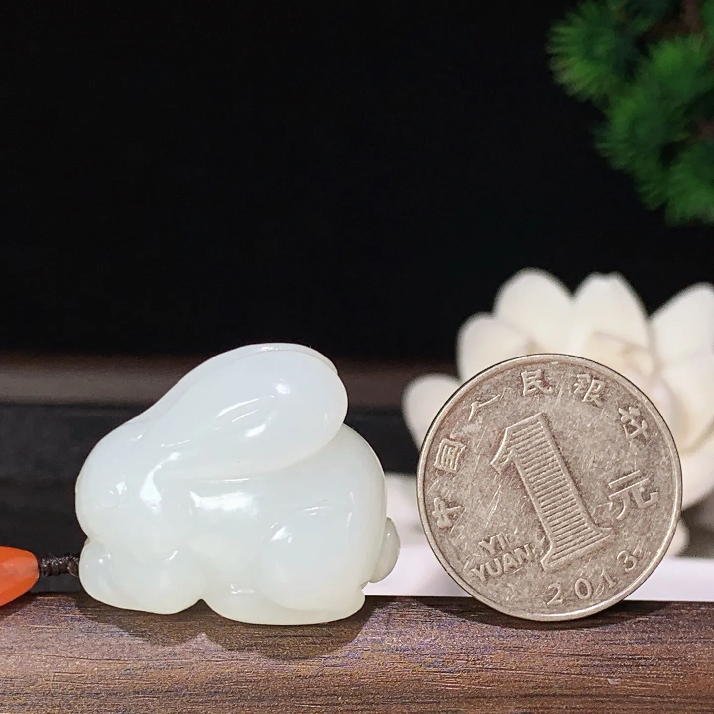 和田玉白玉前途无量兔子挂件 尺寸29/18/25重22.5克。玉质细腻油润。手推出油。佩戴高端典雅。lt260127