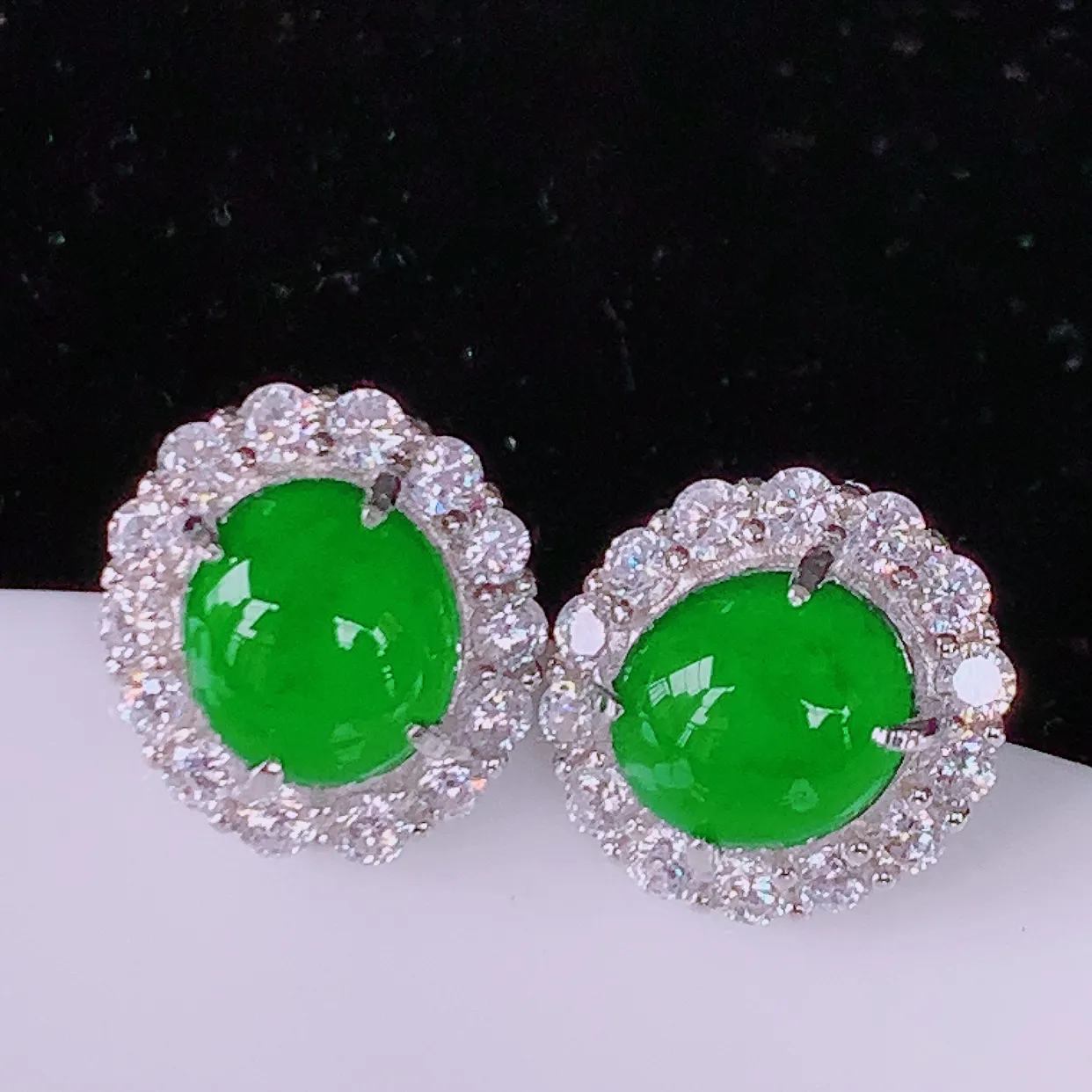 冰透满绿翡翠925银镶嵌耳钉，自然光实拍，翠色灵动，颜色漂亮，种老水足， 品相佳，佩戴佳品！#97.