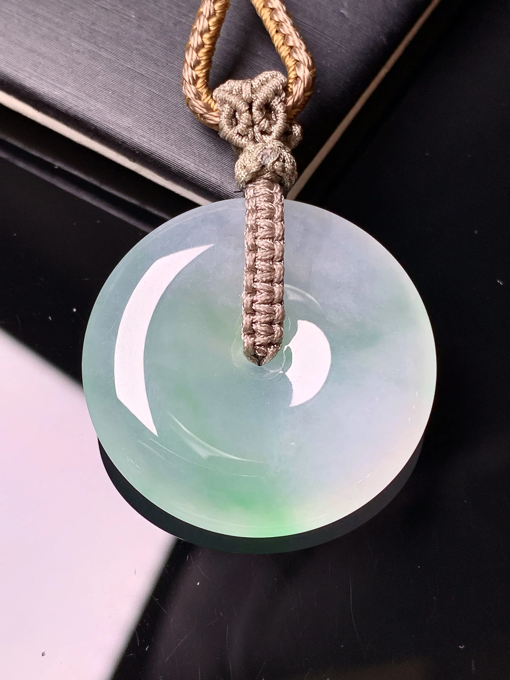 飘绿平安扣吊坠 玉质细腻 色泽清新艳丽 整体尺寸29.6*5.6