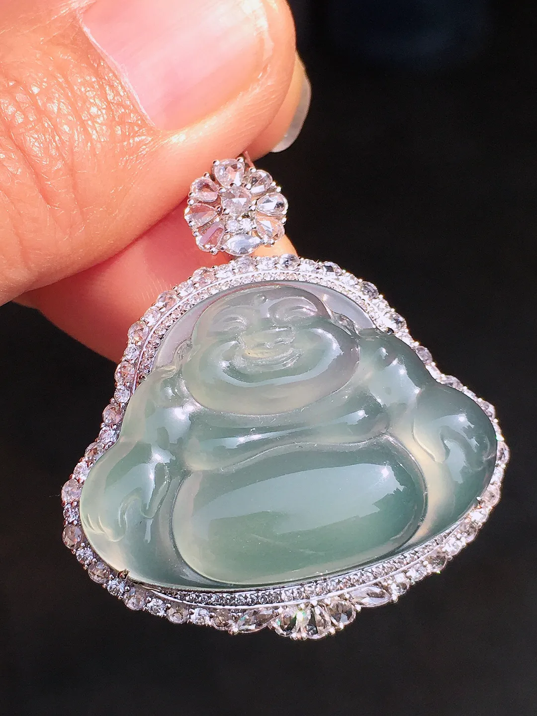 冰种佛公吊坠，玉质细腻，荧光感超
强，饱满圆润，尽显优雅气质，18k
金豪华镶嵌