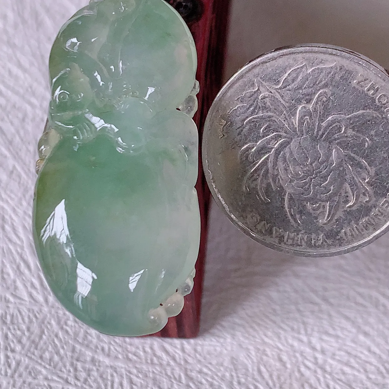 自然光实拍，冰种黄加绿翡翠招财福瓜吊坠，精美饱满福瓜，种水足形态圆润饱满，福相十足 ！#01.22