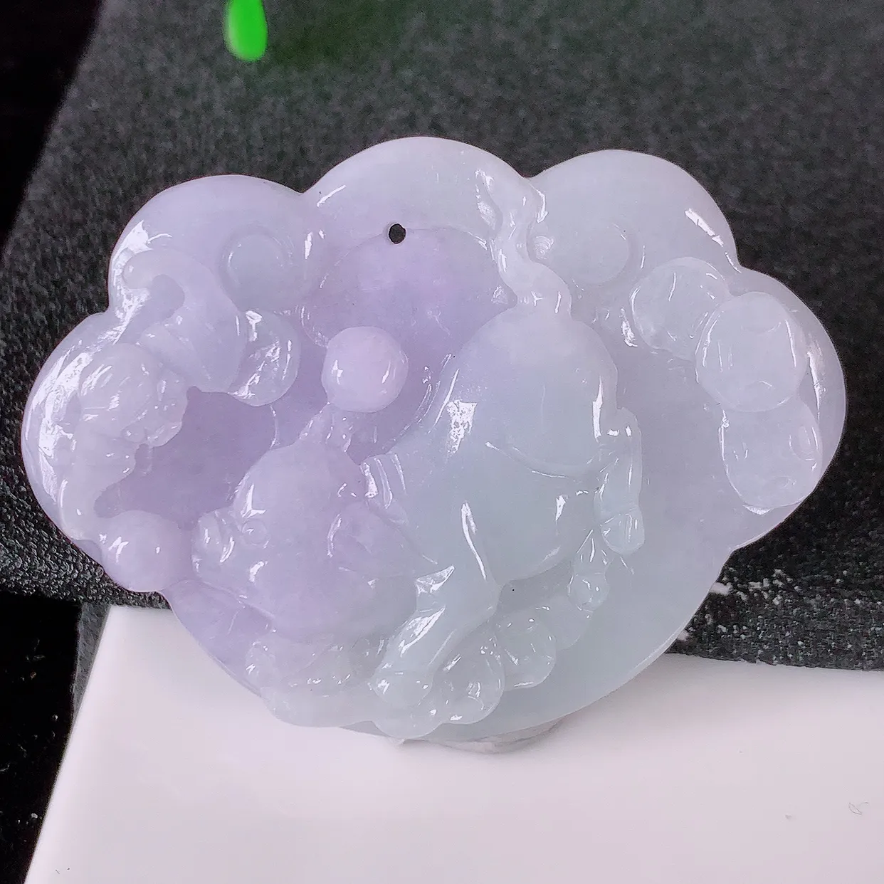 自然光实拍，冰润紫罗兰翡翠生肖猪牌吊坠，翠色灵动，佩戴效果时尚出众，尽显气质， 玉质细腻， 美感十足。#05.13