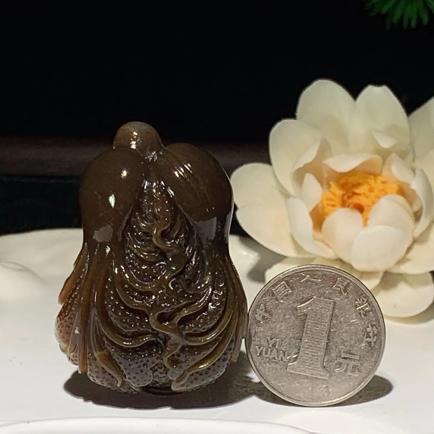 新疆和田玉且末糖遇百财白菜挂件 尺寸48/33/25重59克。玉质细腻油润。手推出油。佩戴高端典雅。lt260126