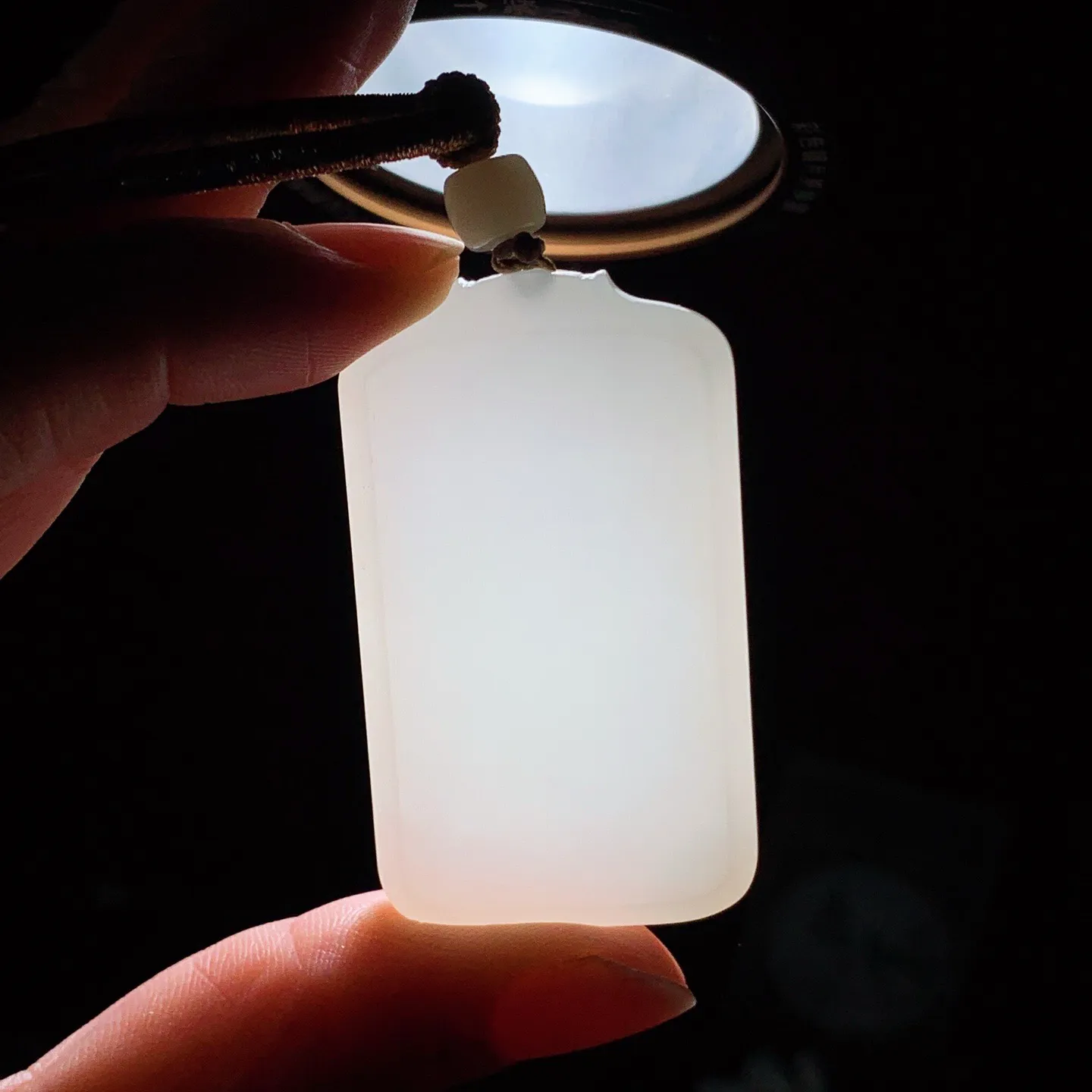 新疆和田玉白玉羊脂白平安无事牌挂件 尺寸49/29/7重29.8克。玉质细腻油润。手推出油。佩戴高端典雅。lt260127