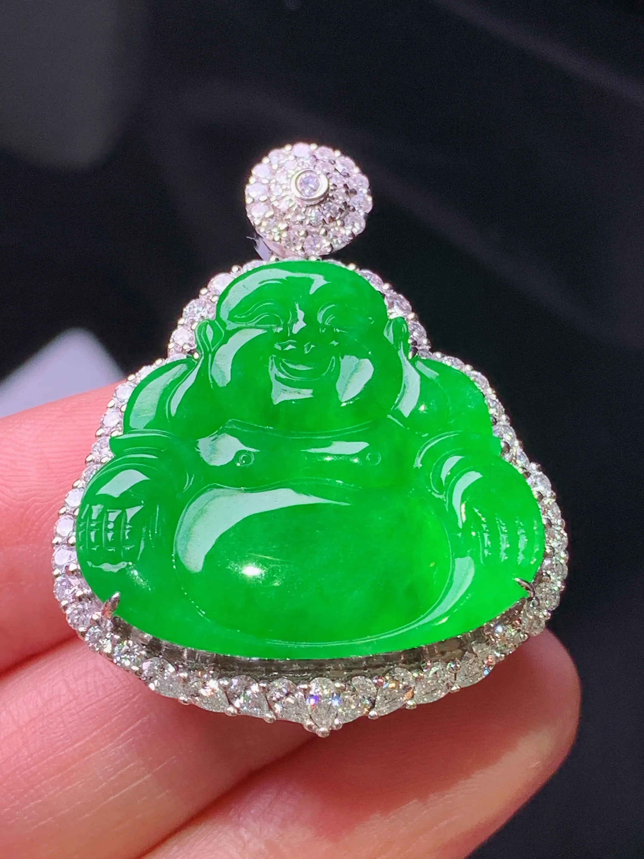 18k金钻镶嵌满绿佛公吊坠 玉质细腻 色泽清新艳丽 整体尺寸38.5*30.2*10.8