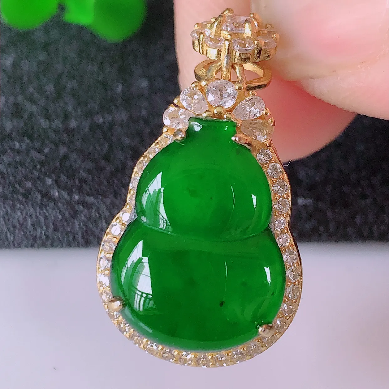 冰透满绿翡翠925银镶嵌葫芦吊坠，自然光实拍，翠色灵动，颜色漂亮，种老水足，品相佳，佩戴佳品！#97.16整体26.5*15*9.6 裸石 16*12