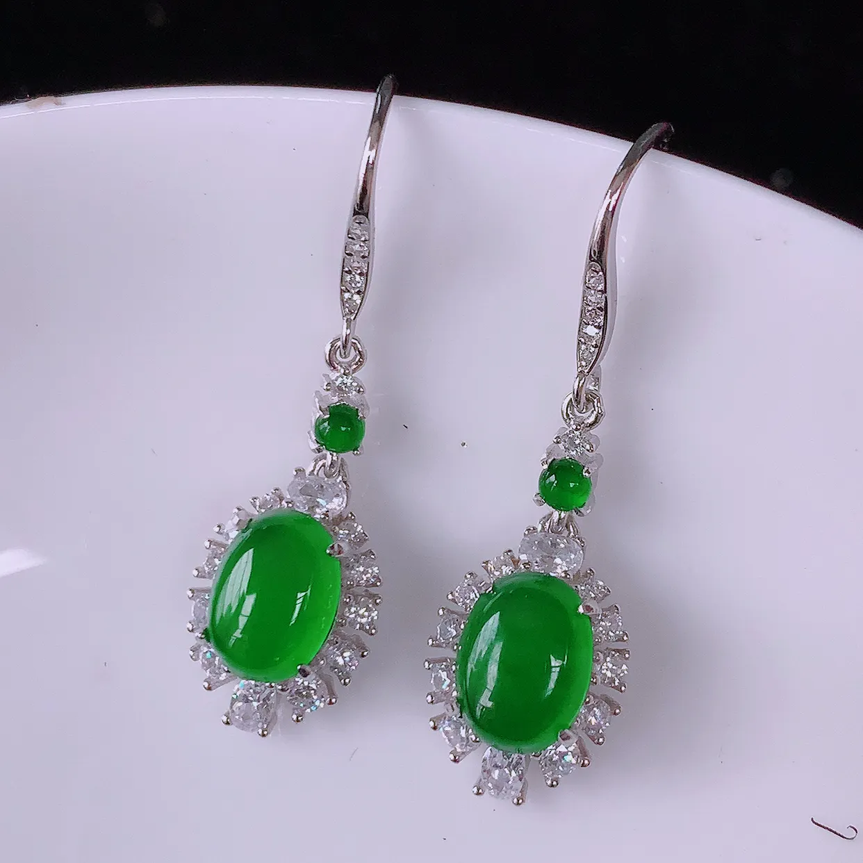 冰透满绿翡翠925银镶嵌耳坠，自然光实拍，翠色灵动，颜色漂亮，种老水足，品相佳，佩戴佳品！#97.2