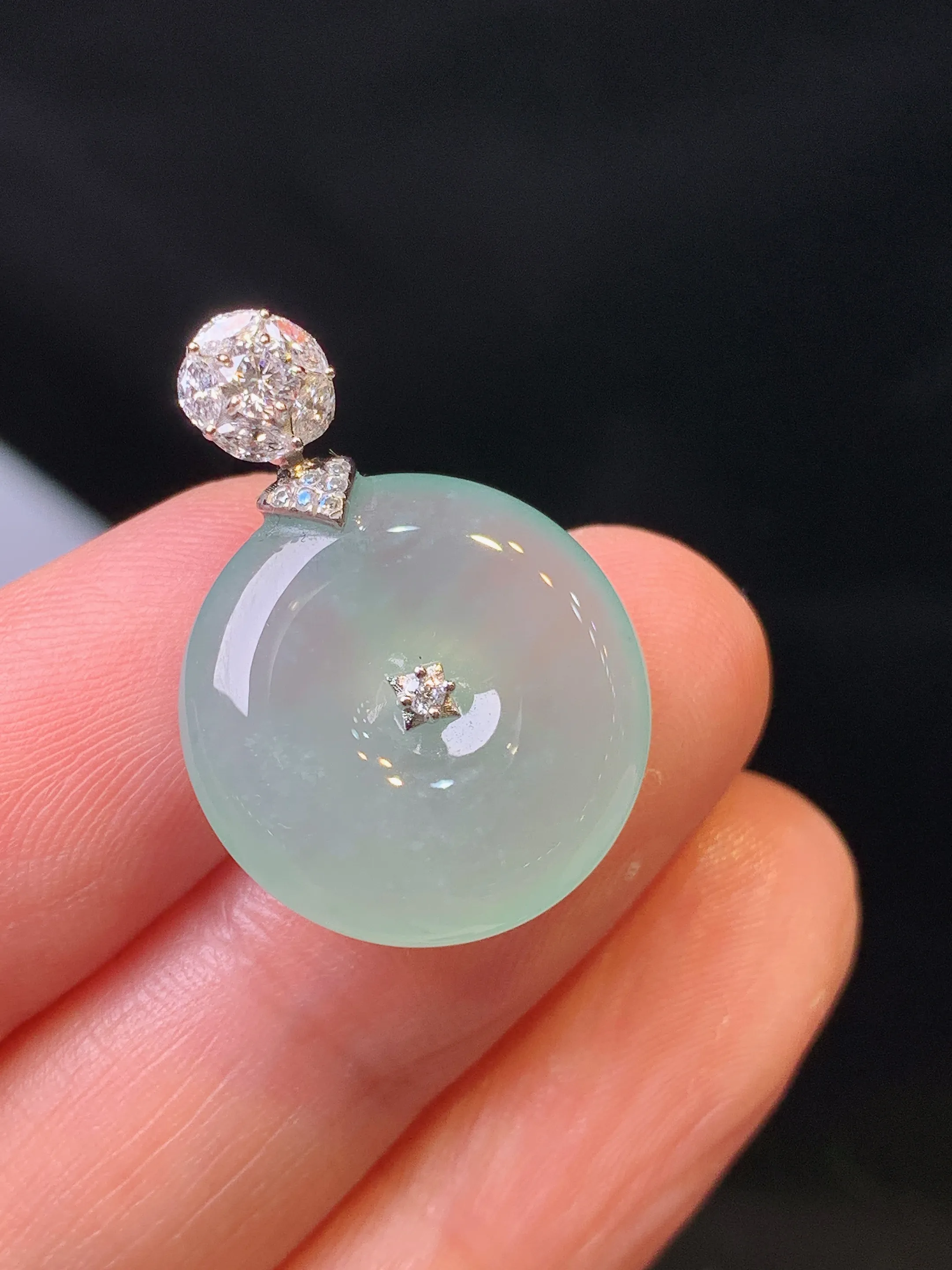 18k金钻镶嵌冰种平安扣吊坠 玉质细腻 色泽清新艳丽 整体尺寸25*18*5.2