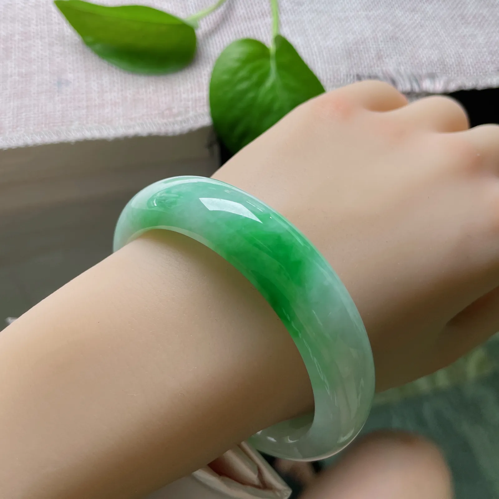 57.8/14.8/8.5飘绿正圈，水润，宽版，婉间 一抹灵韵翠绿，贵气～