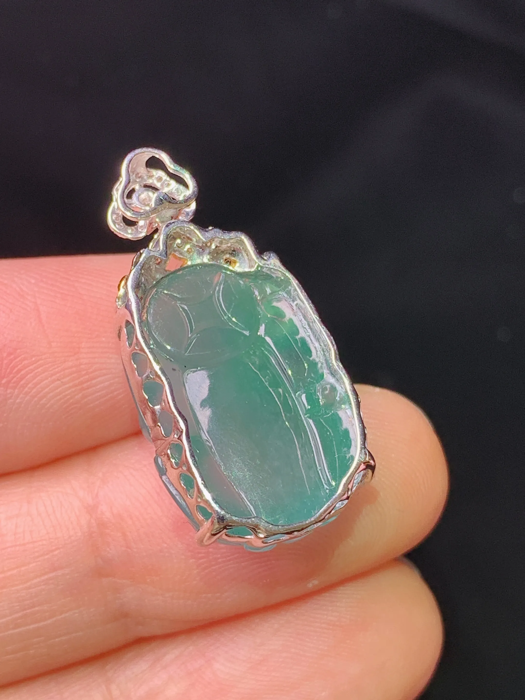 18k金钻镶嵌冰种貔貅吊坠 玉质细腻 色泽清新艳丽 整体尺寸27.2*13.7*10.5