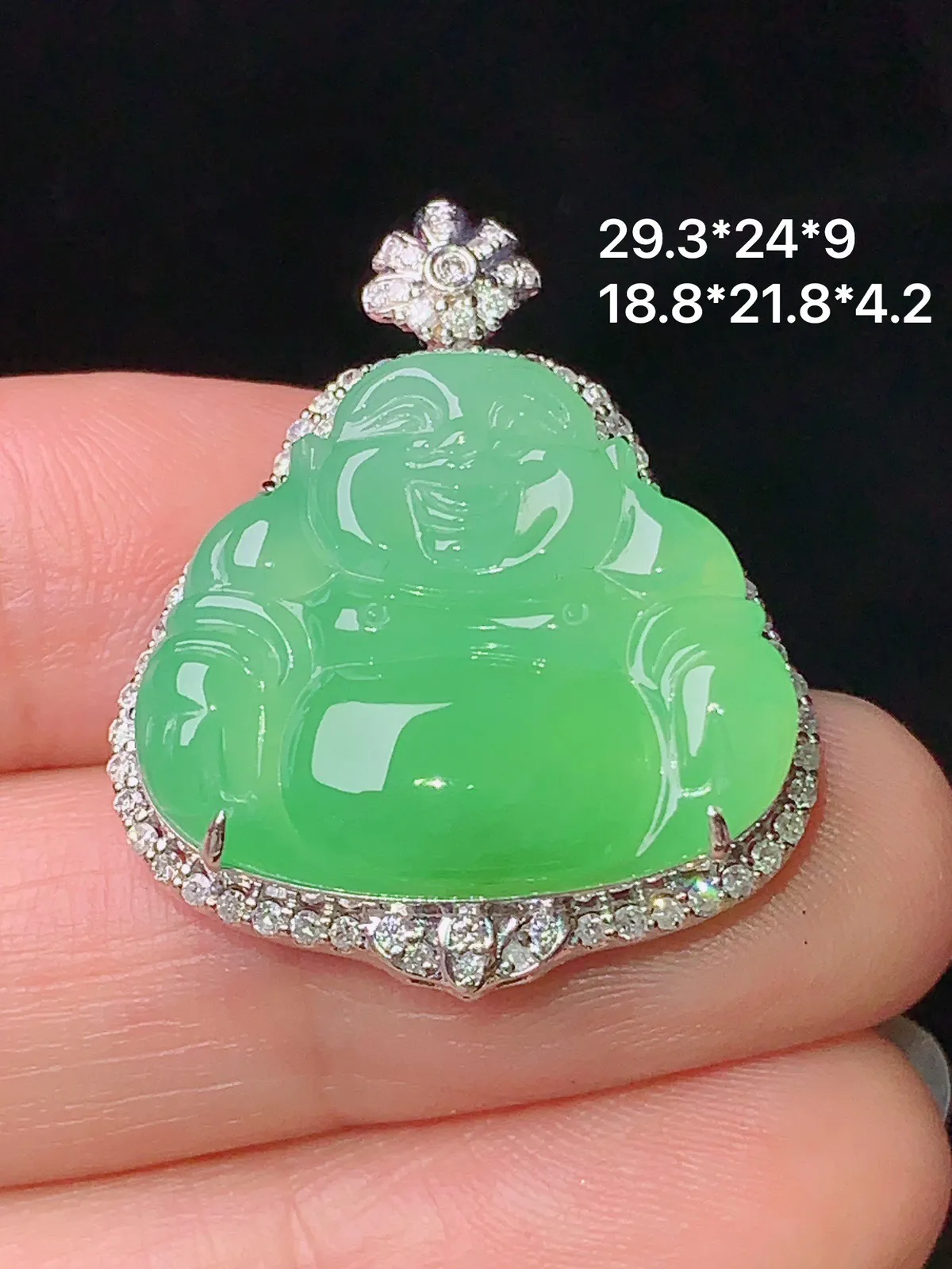 18k金钻镶嵌翠绿佛公吊坠 玉质细腻 水润亮眼 色泽艳丽 整体尺寸29.3*24*9