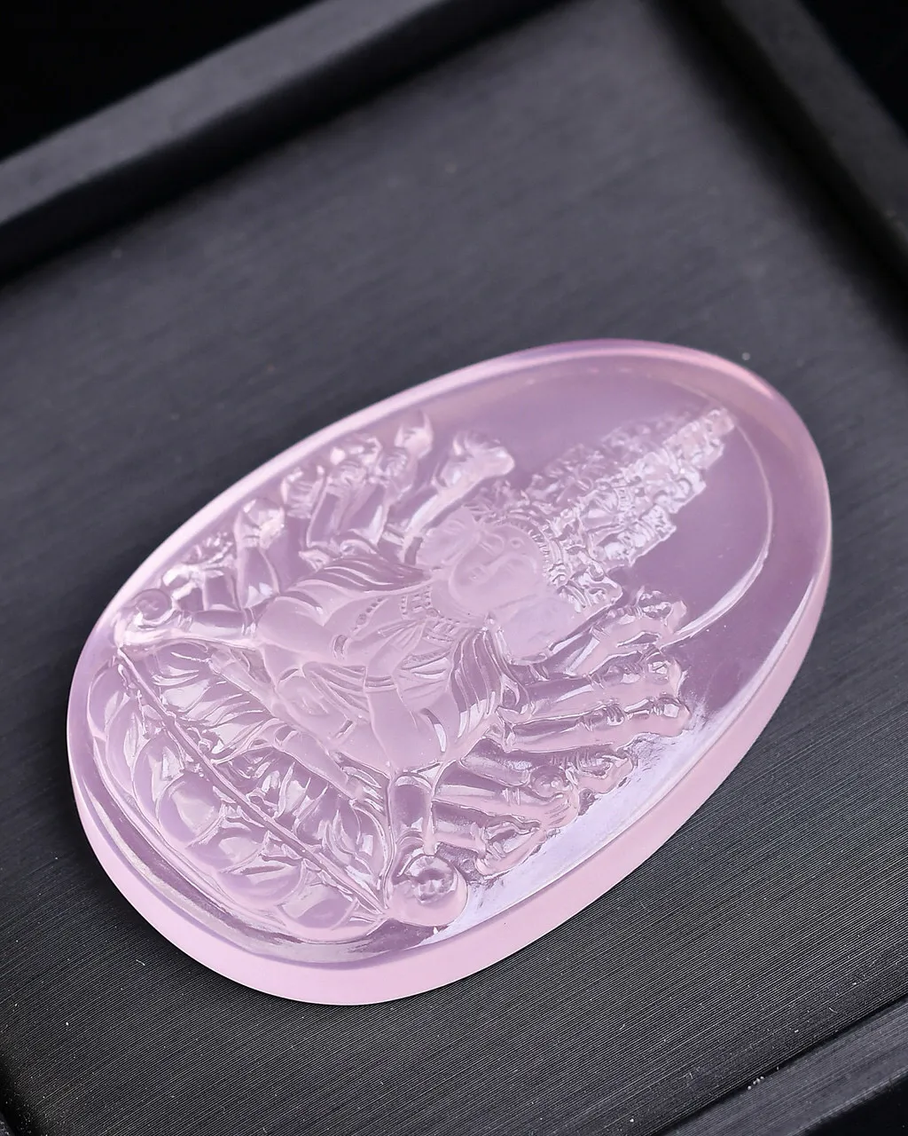 天然粉水晶千手观音吊坠，造型饱满，晶体干净，颜色漂亮，精致雕刻。粉晶千手观音吊坠 招财纳福，保佑平安健康，事事如意。尺寸 58*39*15mm  重量50克