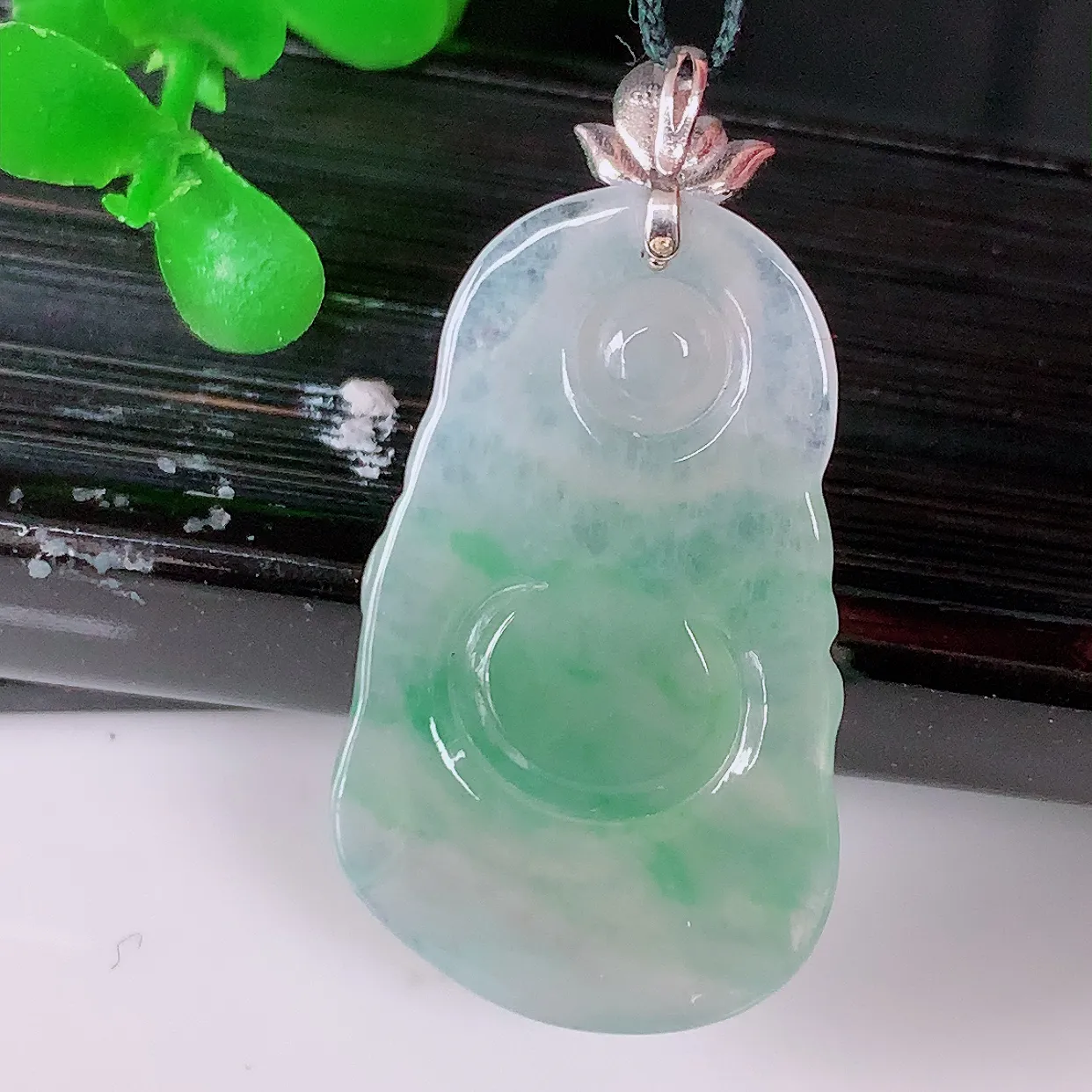 自然光实拍，18K金镶嵌冰种飘绿翡翠逍遥布袋佛吊坠，代代有钱，水足丰盈，盈满欢喜， 配戴送礼佳品！#1.22整体32.8裸石28*17*5.5
